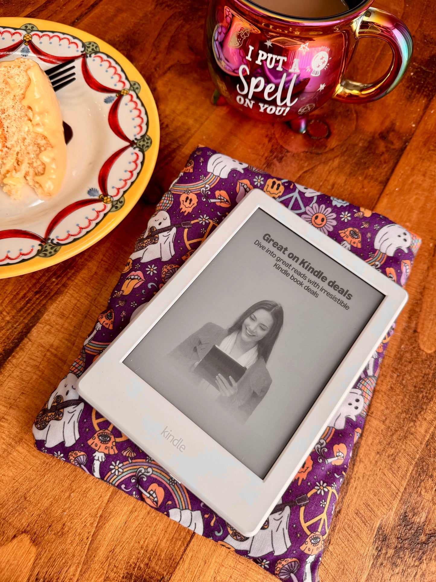 ‘Girl Gang Ghosts’ kindle bed