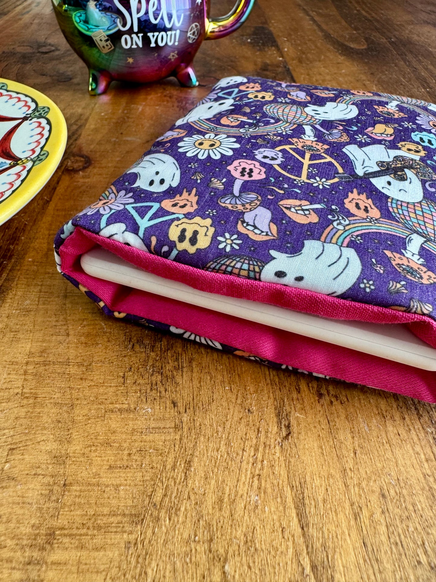 ‘Girly Ghosts’ extra small kindle bed