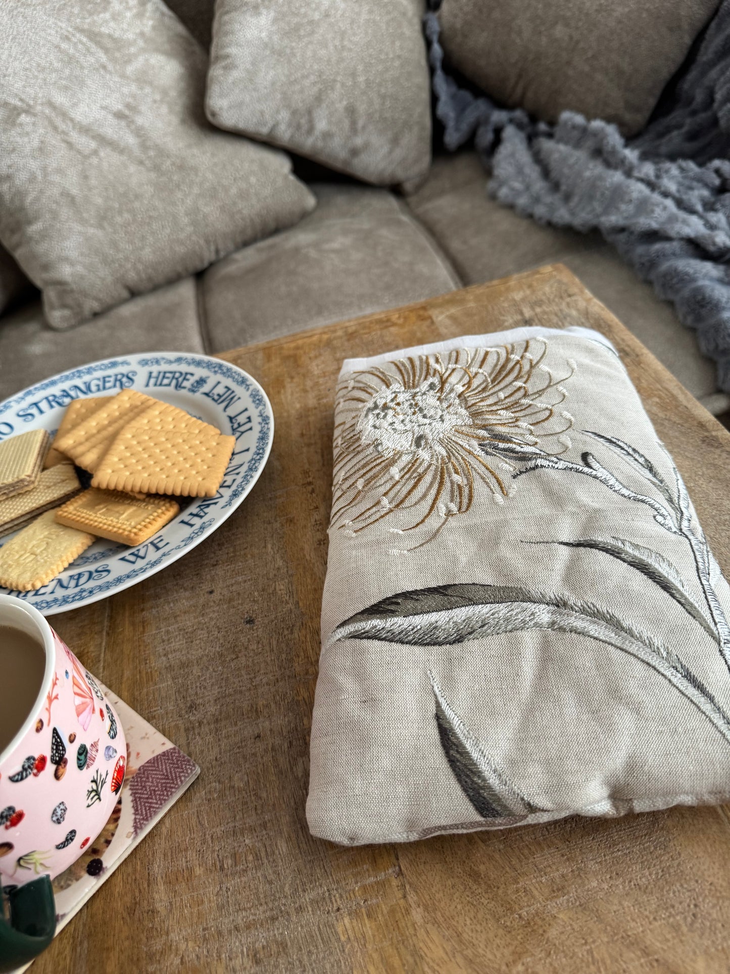 ‘Dandelion’ embroidered book bed