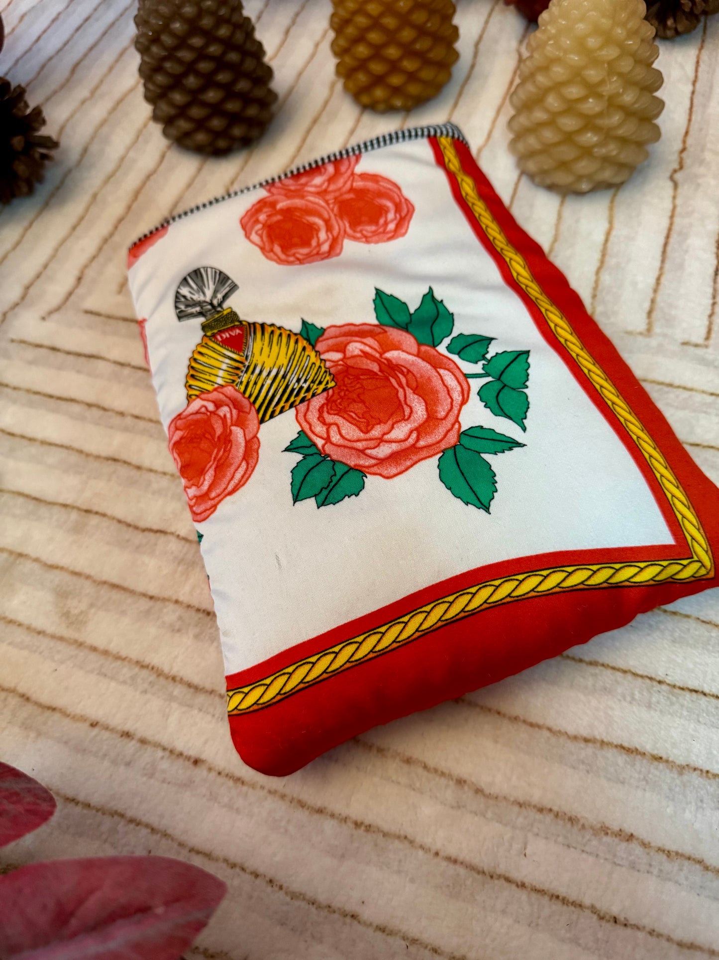 ‘Vintage perfume & roses scarf’ kindle bed