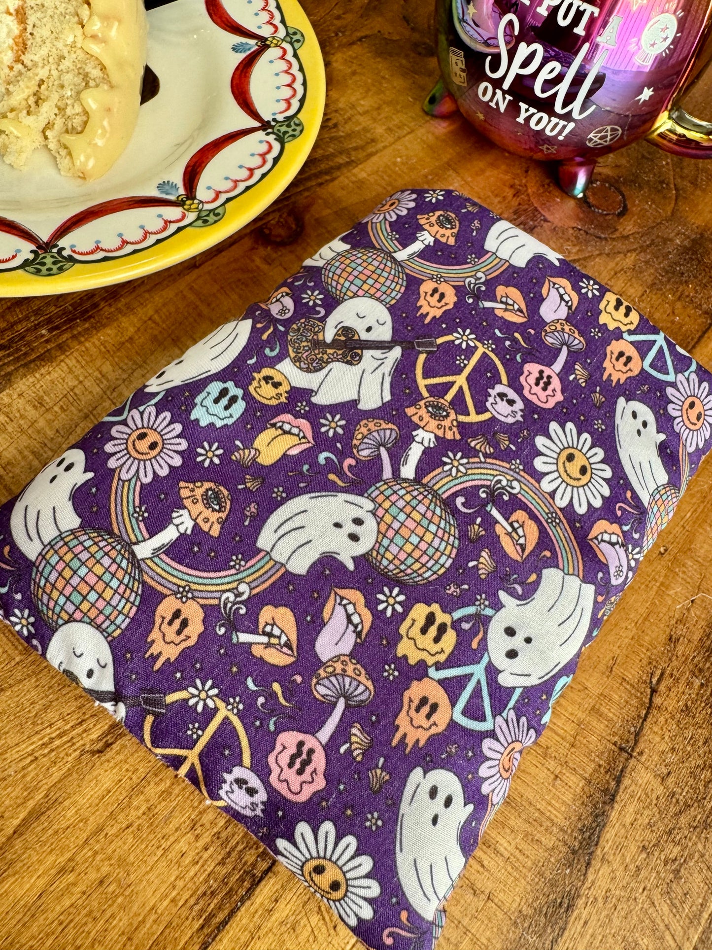 ‘Girly Ghosts’ extra small kindle bed