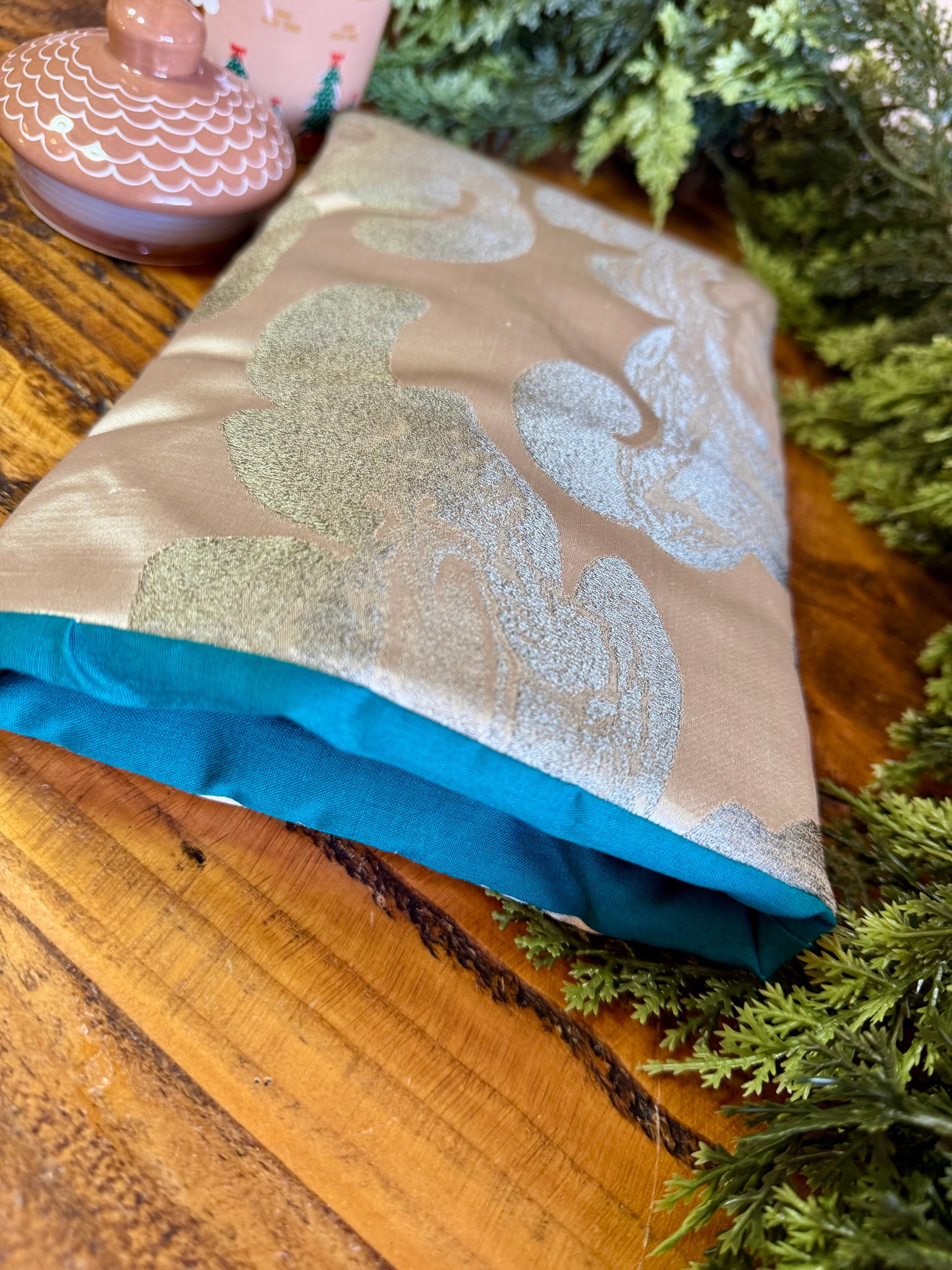 ‘Grey Pearl’ book bed