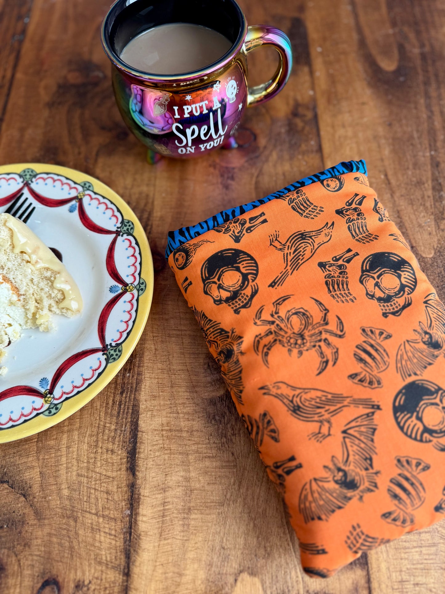 ‘Vintage & Orange’ book bed