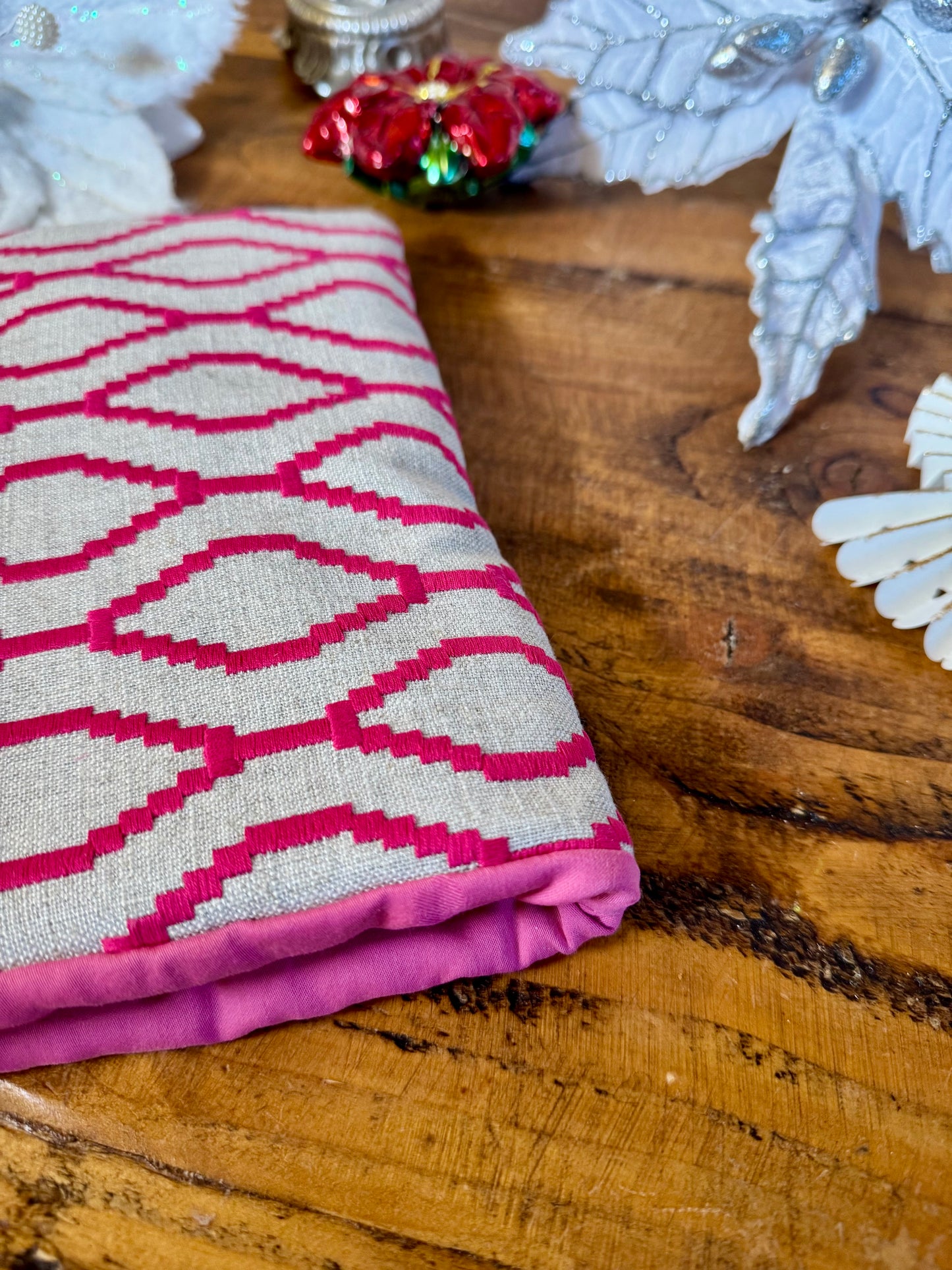 ‘Textured pink & oyster’ e-reader bed