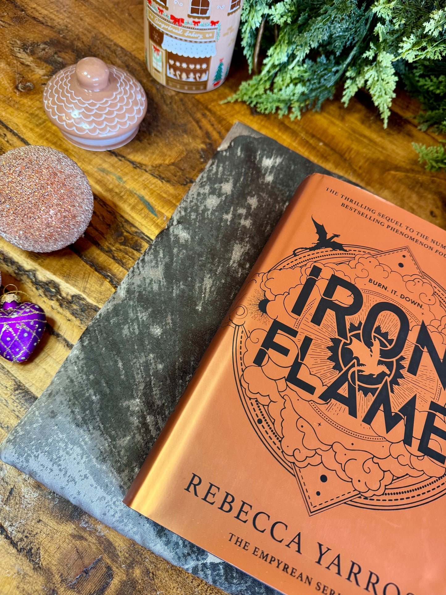 ‘Bronze & Oyster’ book bed