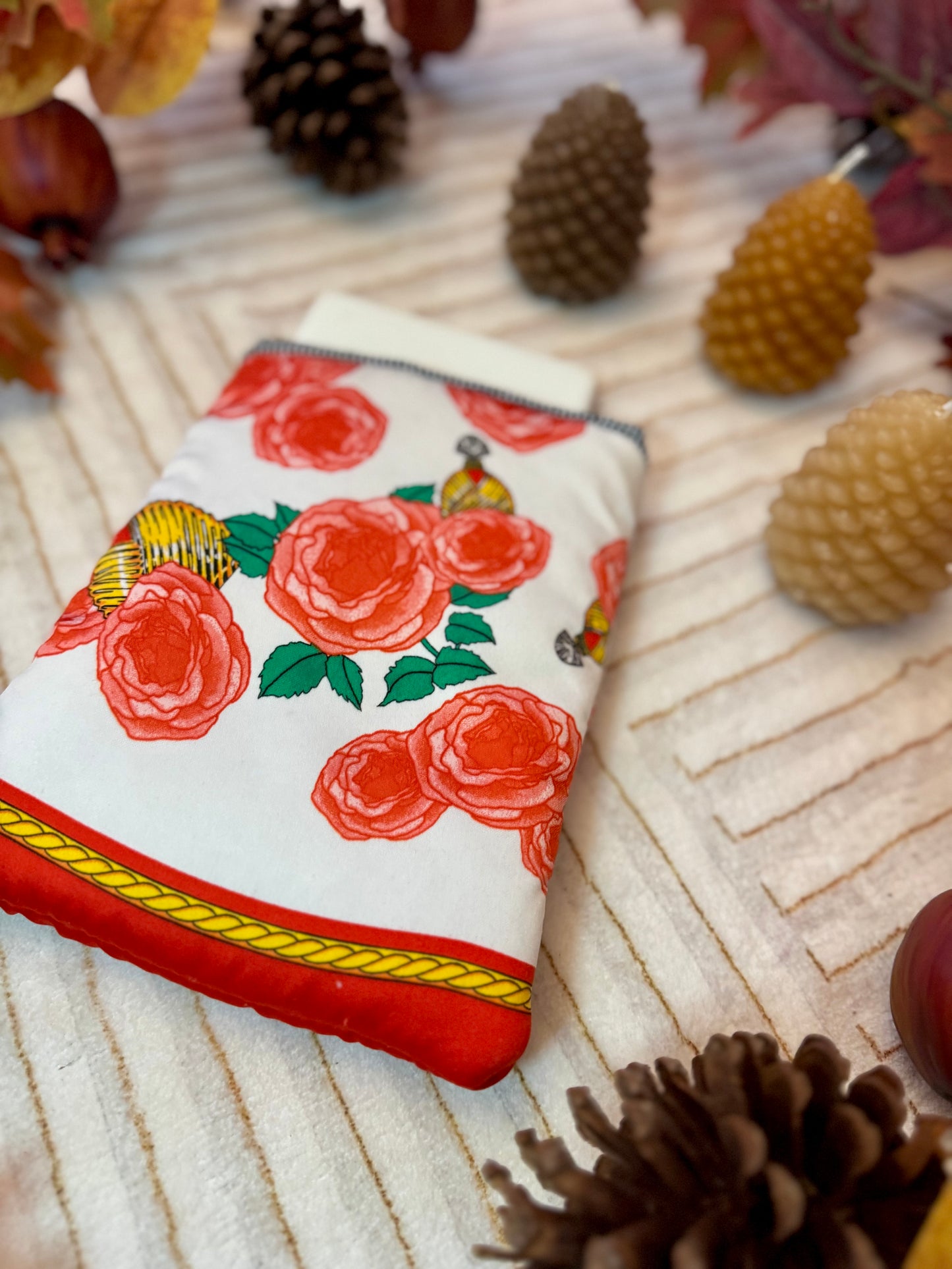 ‘Vintage perfume & roses scarf’ kindle bed