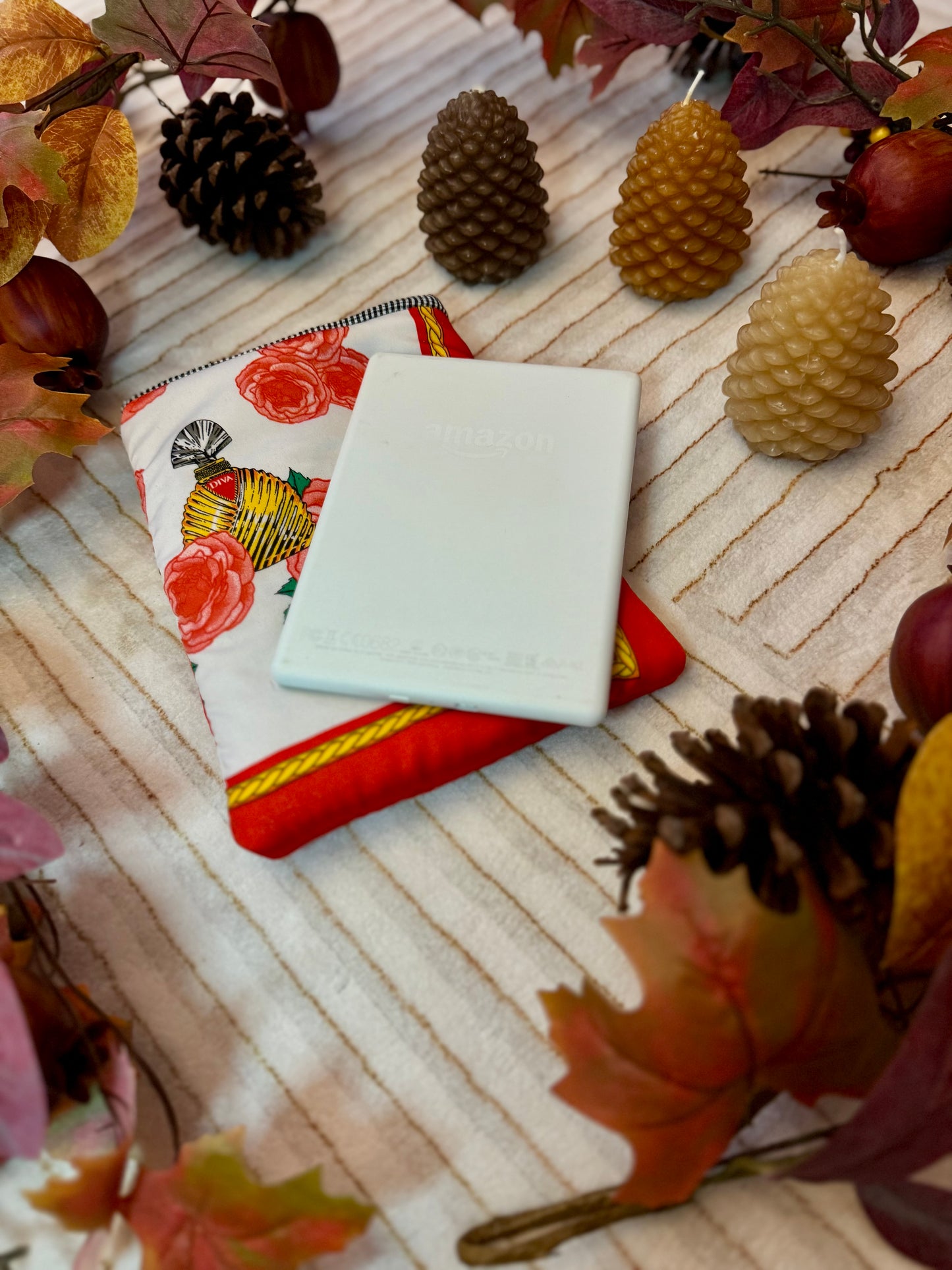 ‘Vintage perfume & roses scarf’ kindle bed