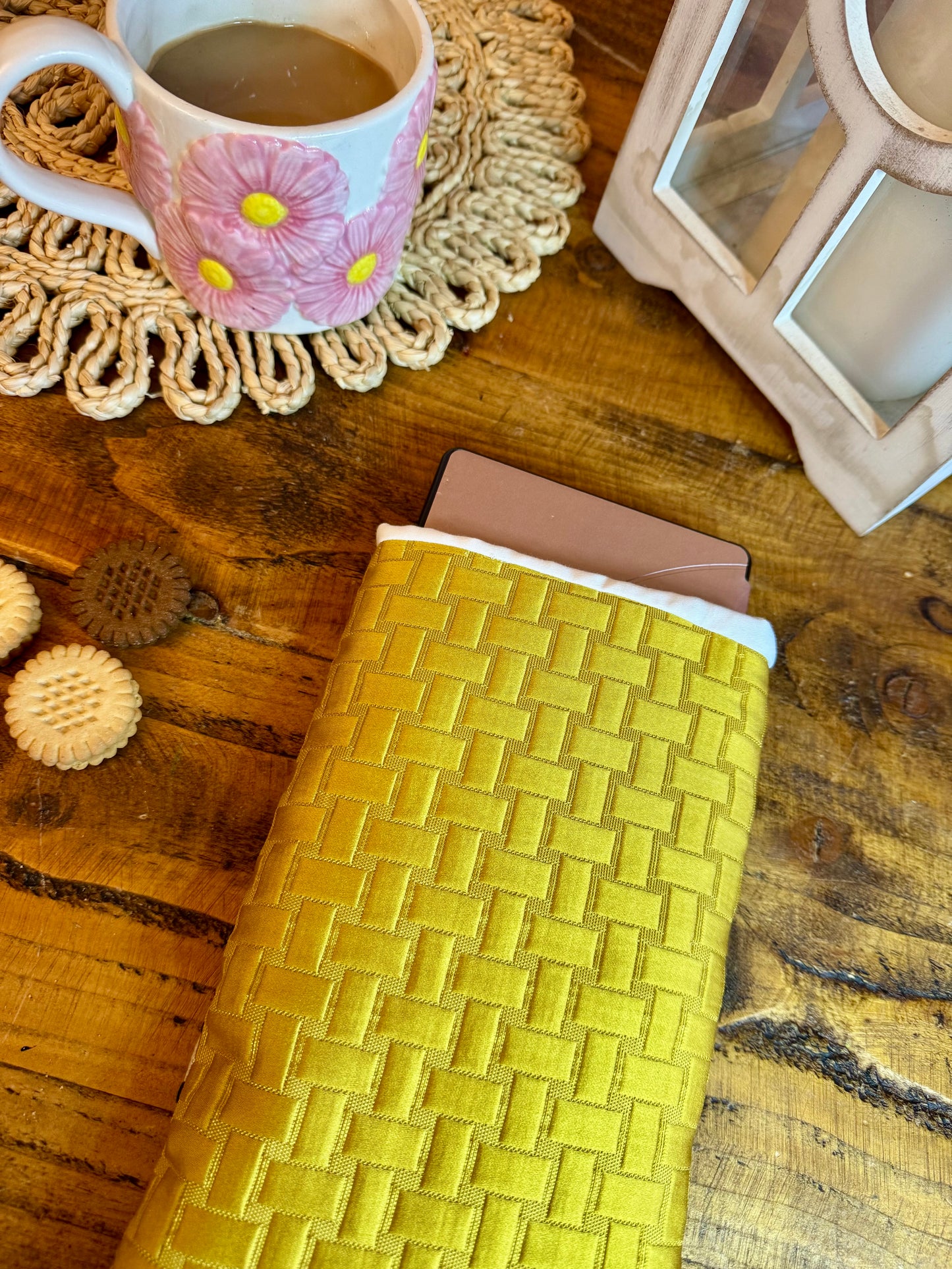 ‘Golden Waves’ quilted e-reader bed