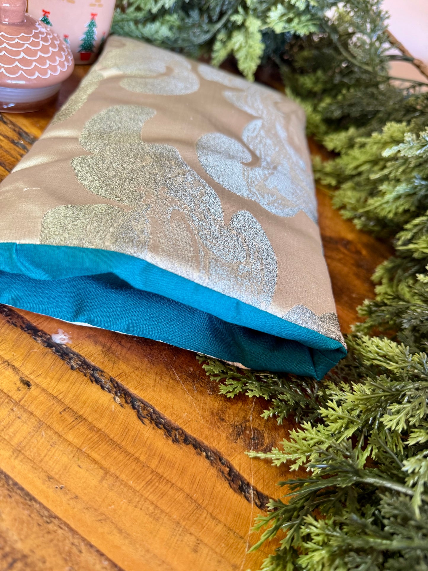 ‘Grey Pearl’ book bed