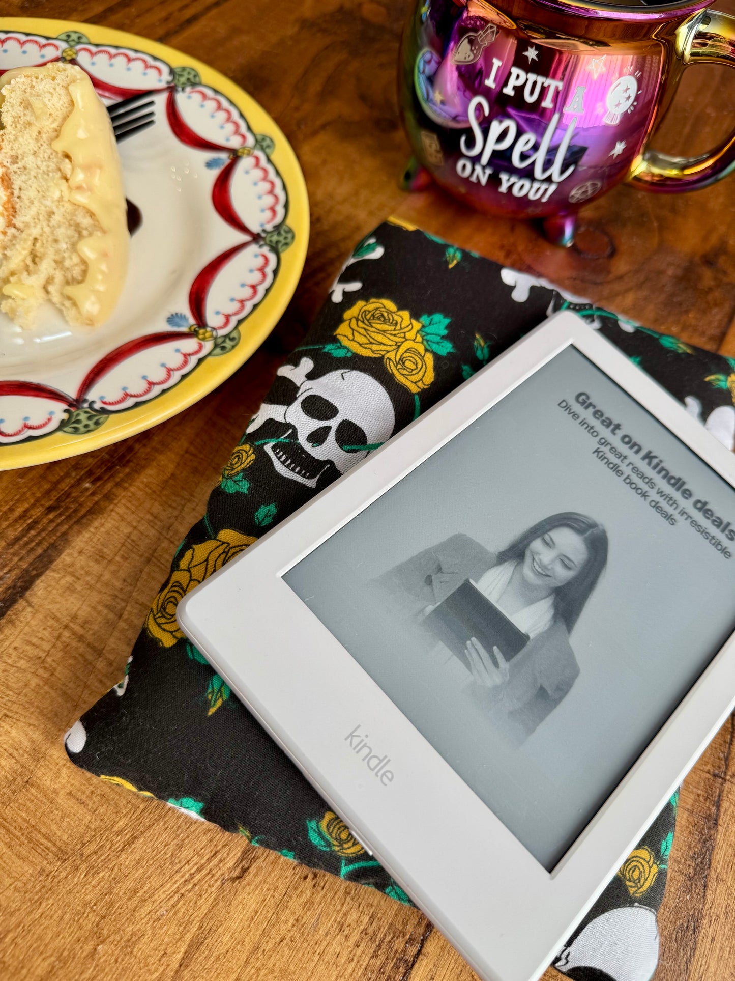 ‘Skulls & Gingham’ kindle bed