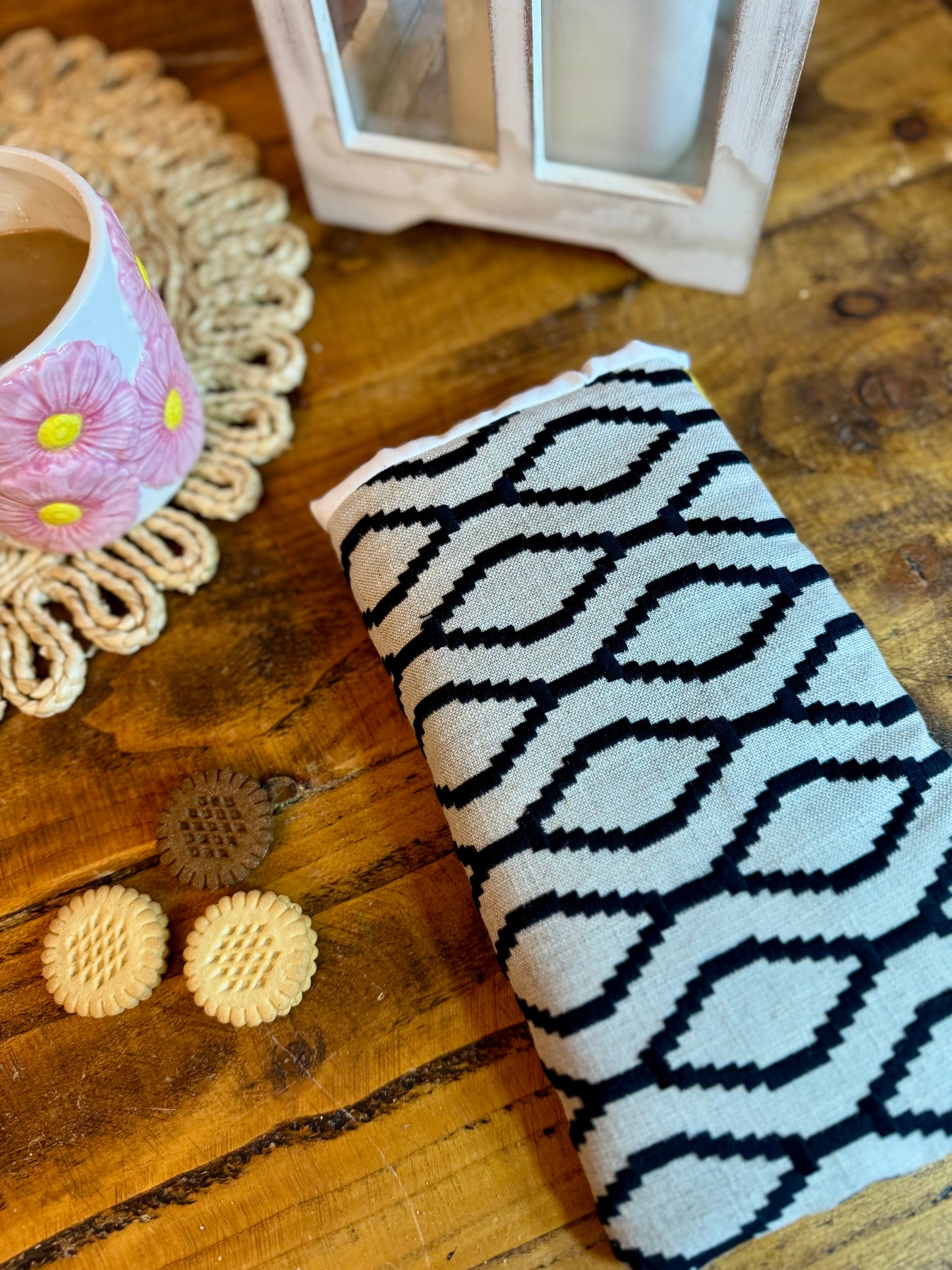 ‘Golden Waves’ quilted e-reader bed