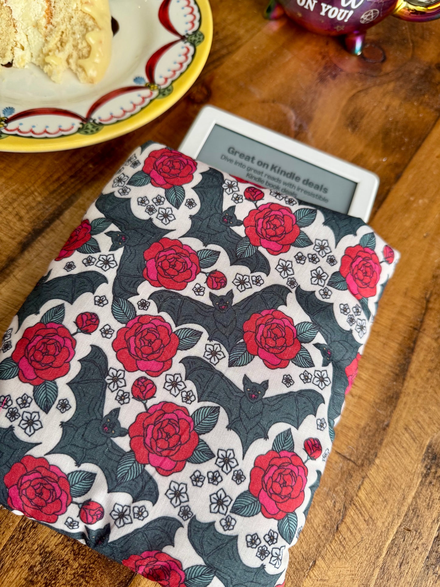 ‘Bats & Roses’ extra small kindle bed