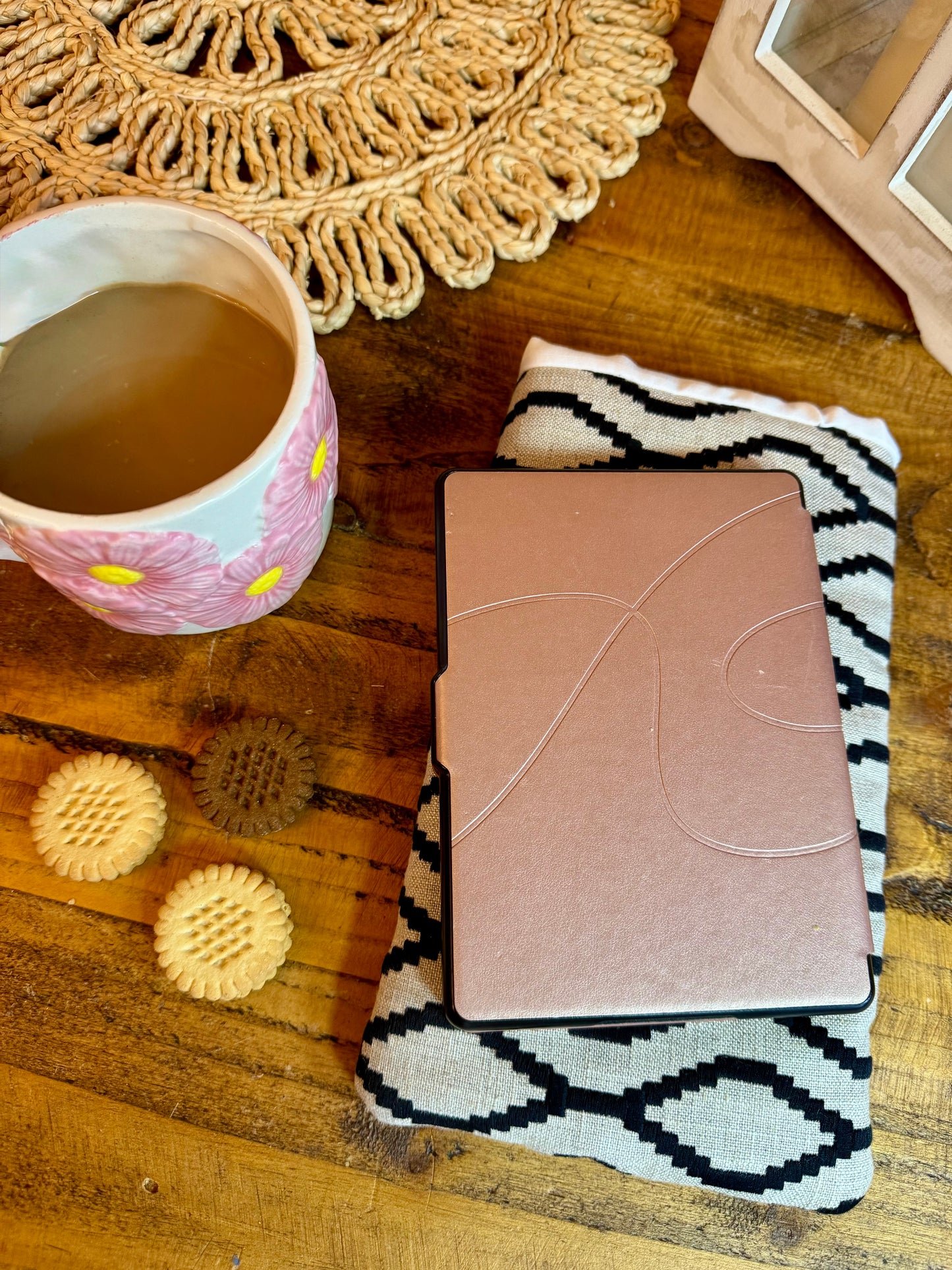 ‘Golden Waves’ quilted e-reader bed