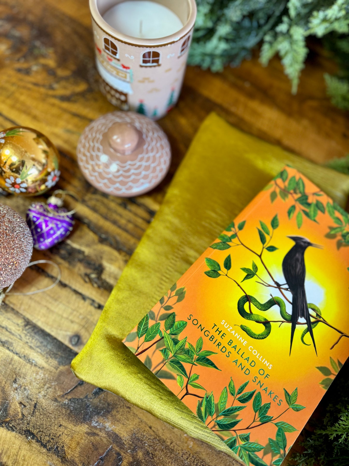 ‘Acantha Silk’ book bed.