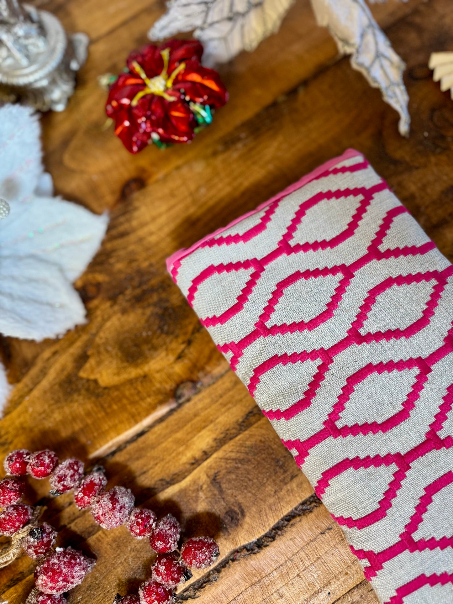 ‘Textured pink & oyster’ e-reader bed