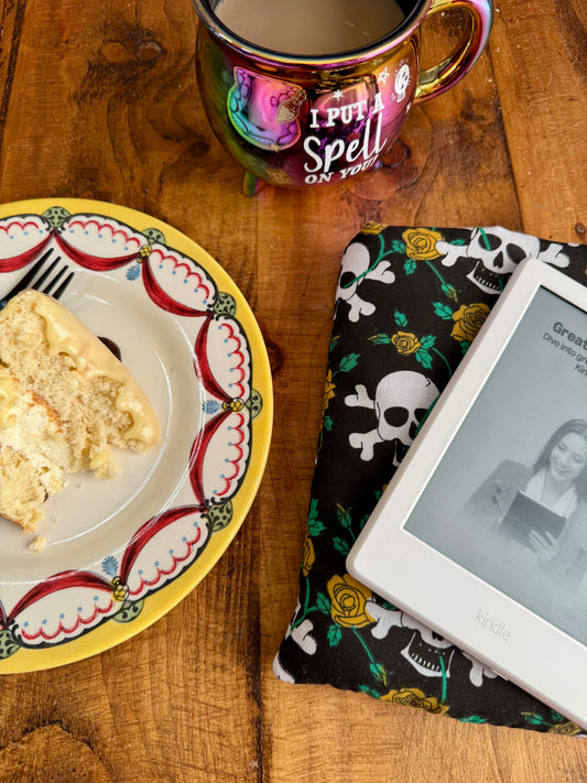 ‘Roses & Skulls’ kindle bed