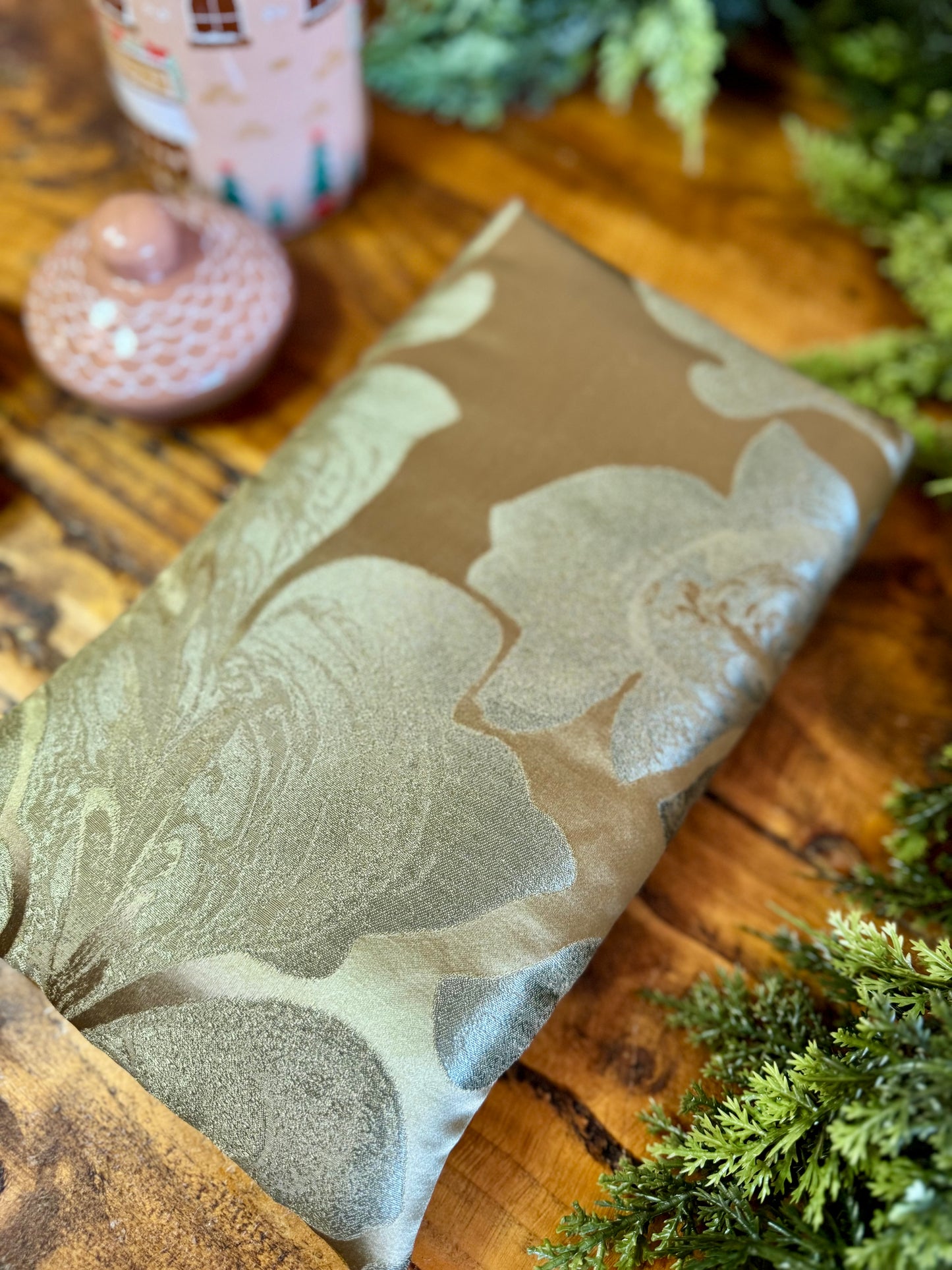 ‘Acantha Silk’ book bed.