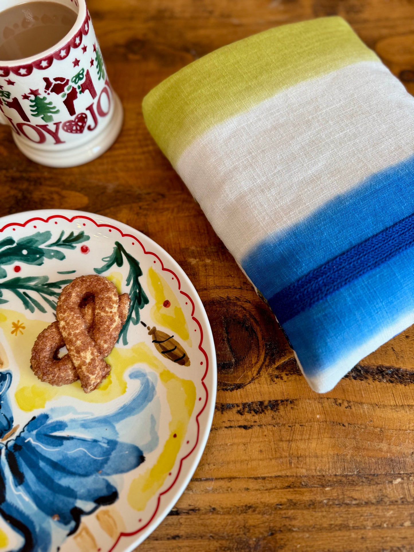 ‘Embroidered shapes & ombré’ book/e-reader bed