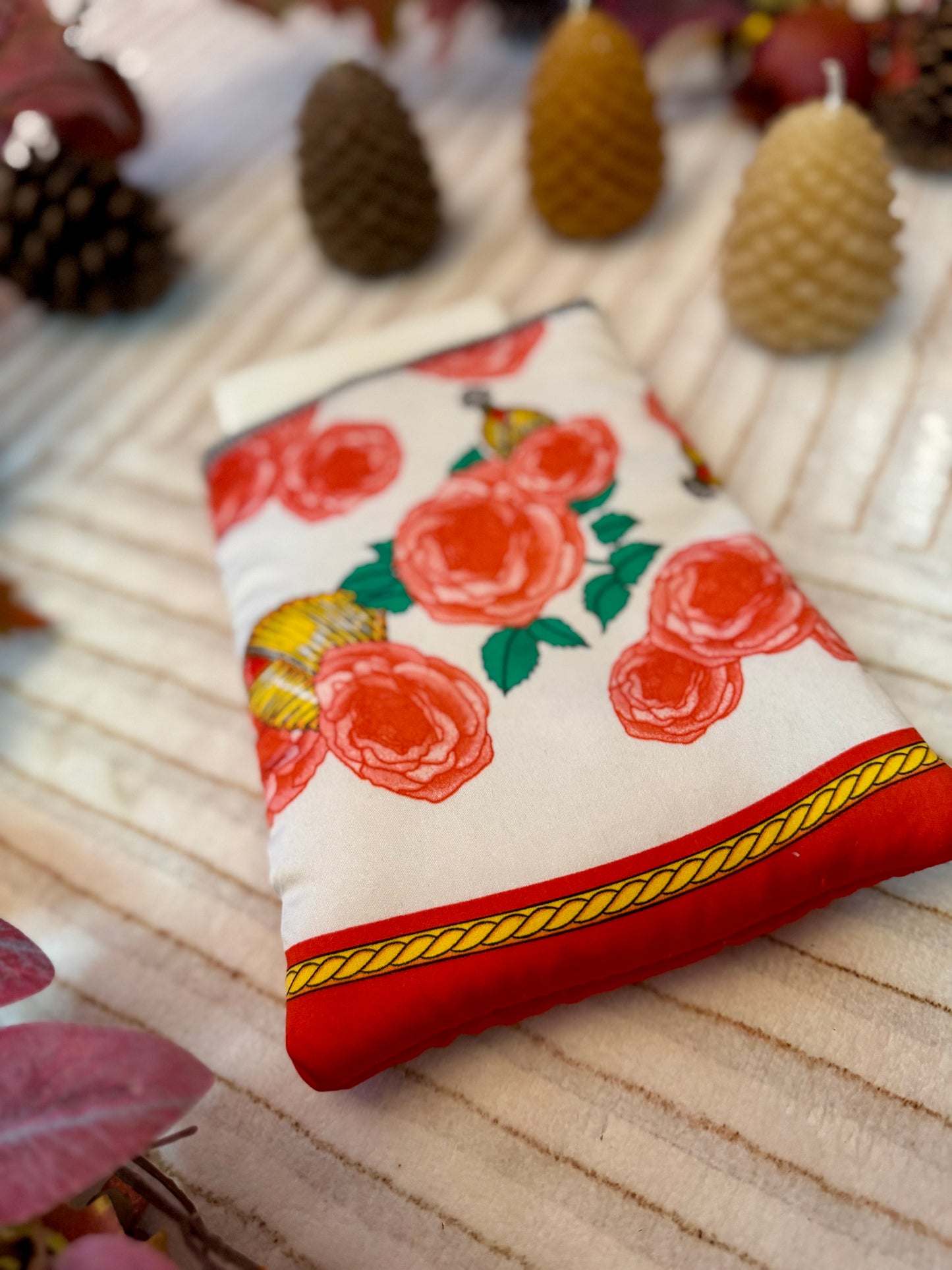 ‘Vintage perfume & roses scarf’ kindle bed