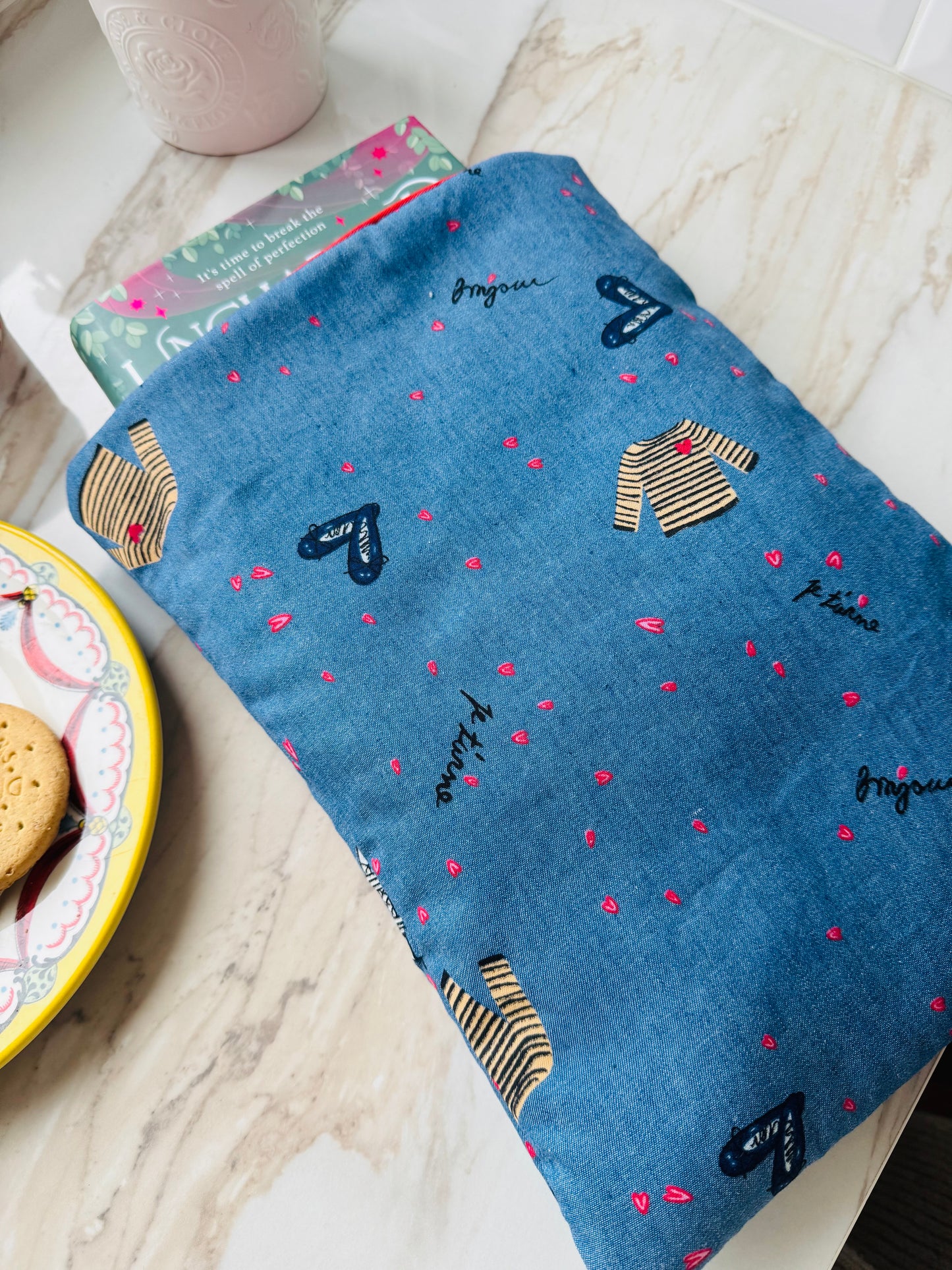 ‘Love’ large book bed