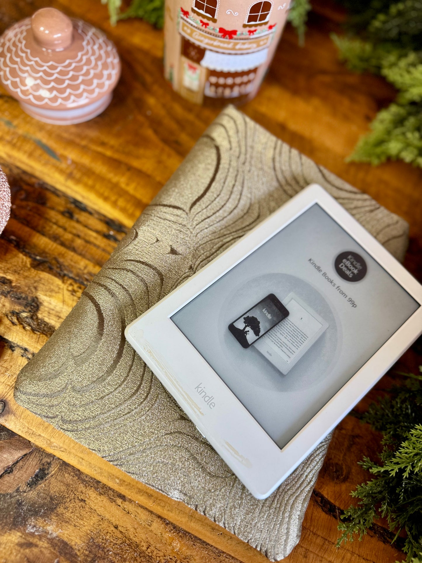 ‘Celebrate with Champagne’ kindle bed