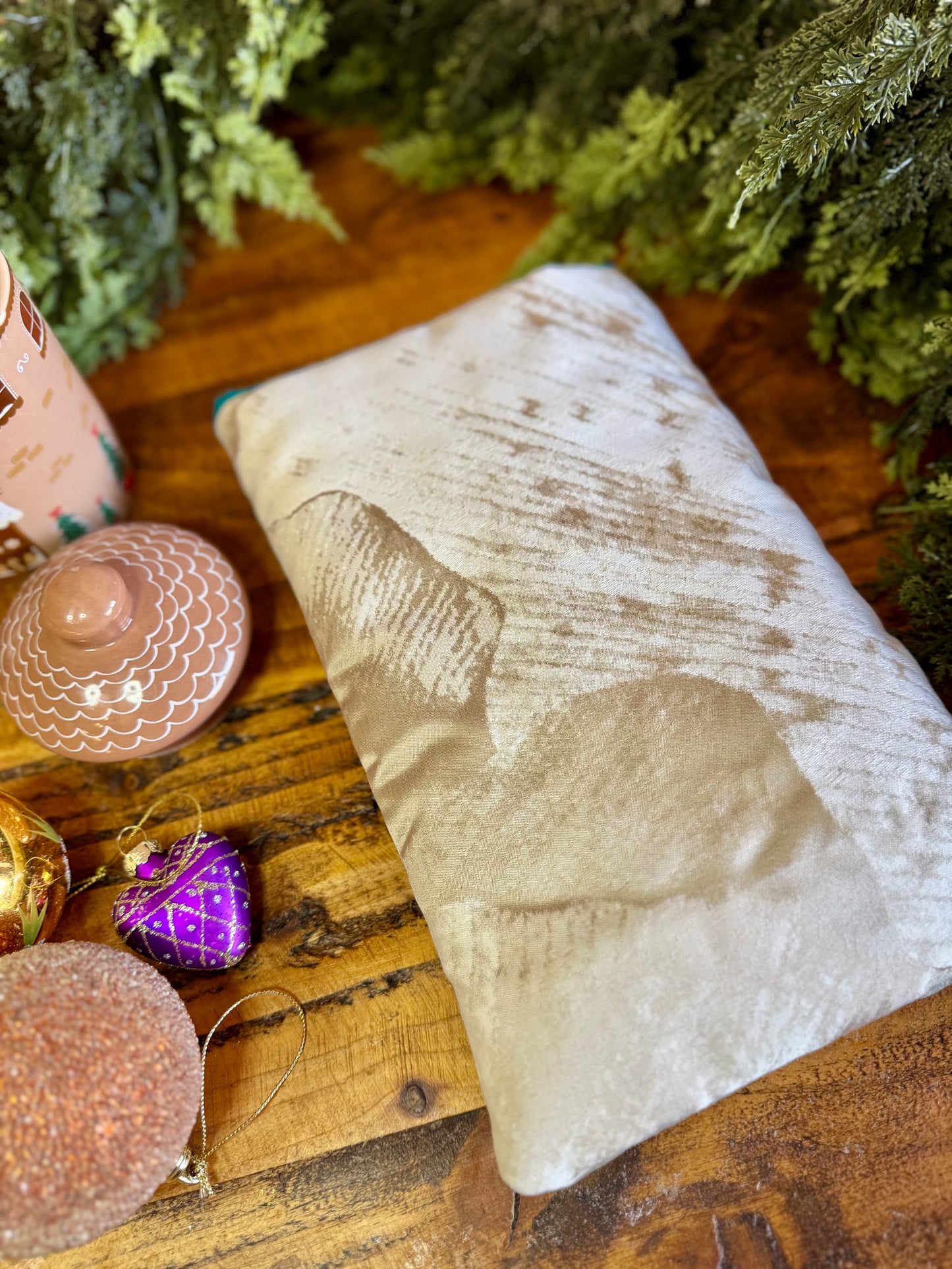 ‘Grey Pearl’ book bed