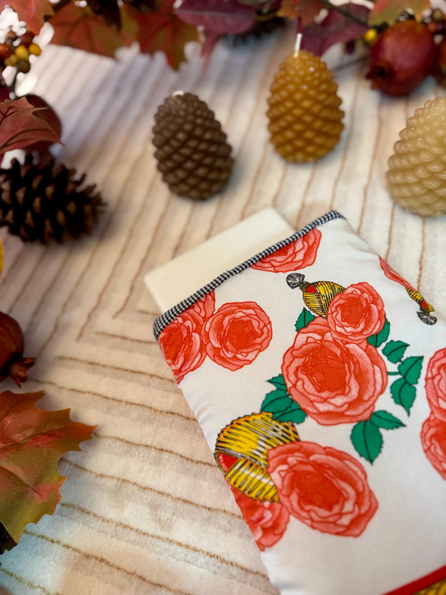 ‘Vintage perfume & roses scarf’ kindle bed