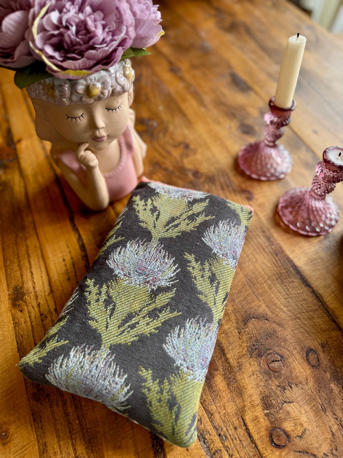 ‘Tapestry thistle’ book bed