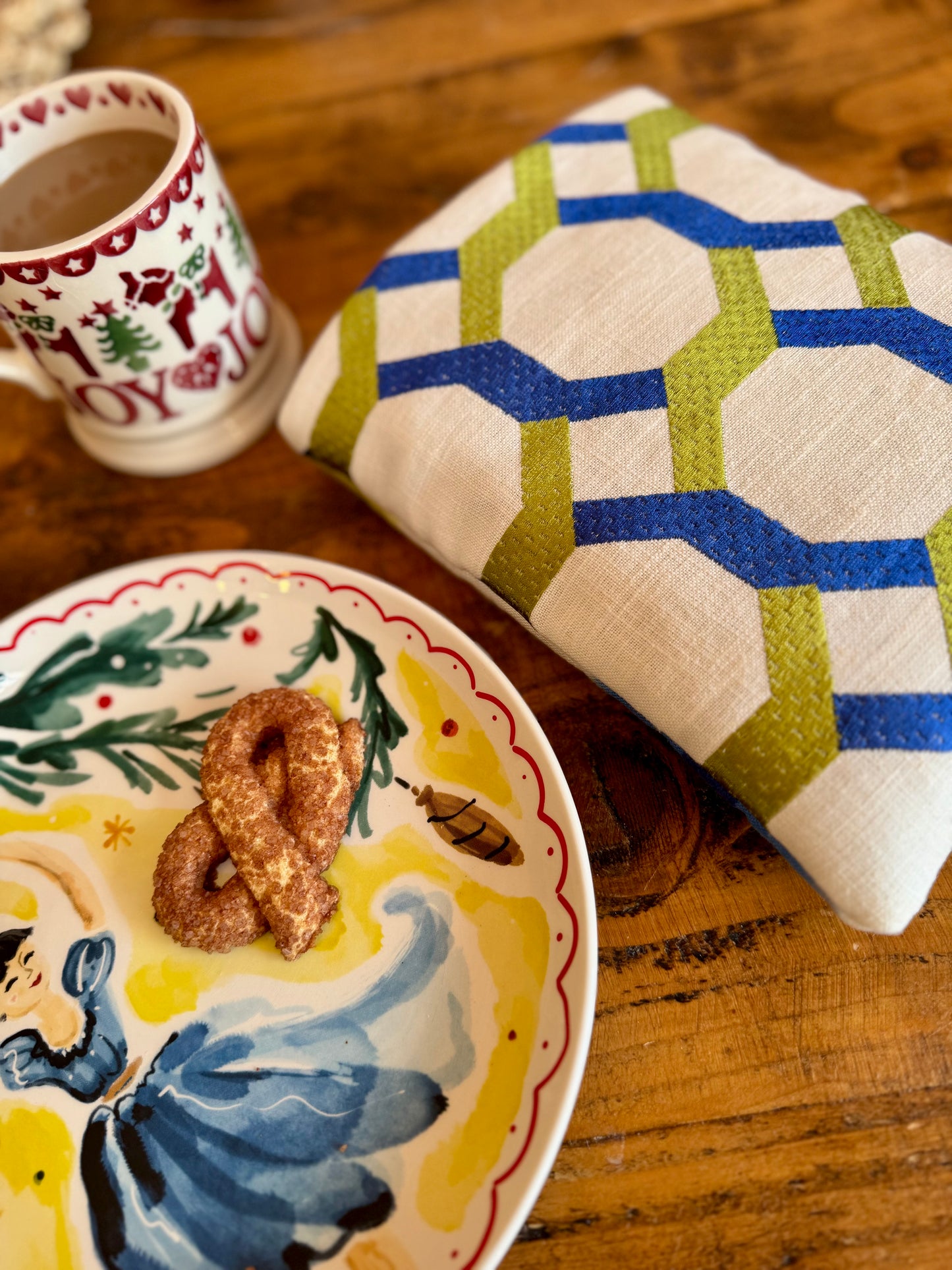 ‘Embroidered shapes & ombré’ book/e-reader bed