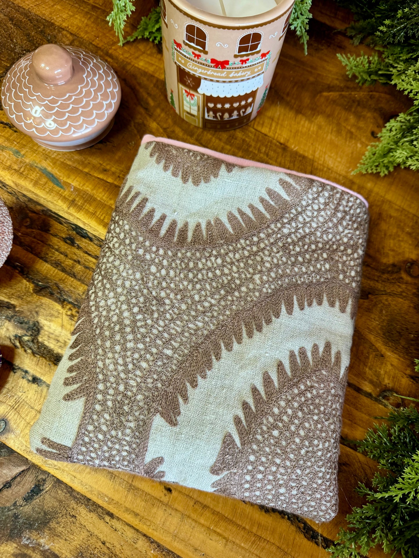 ‘Henna’ embroidered linen kindle bed