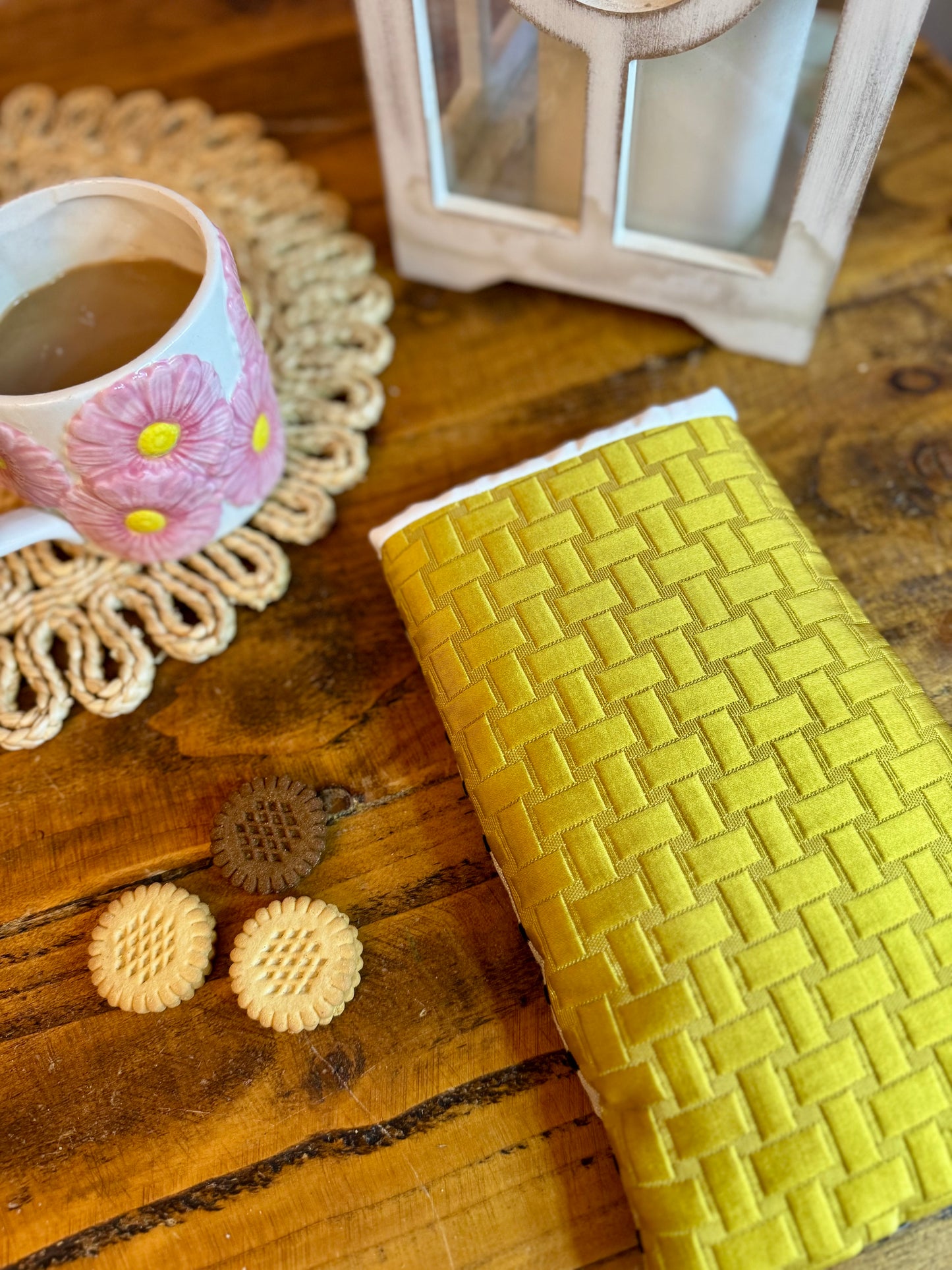 ‘Golden Waves’ quilted e-reader bed