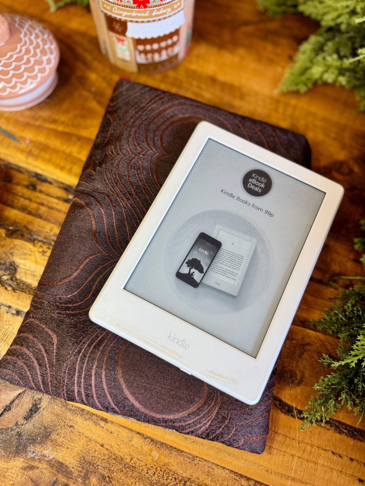 ‘Hot Chocolate’ kindle bed