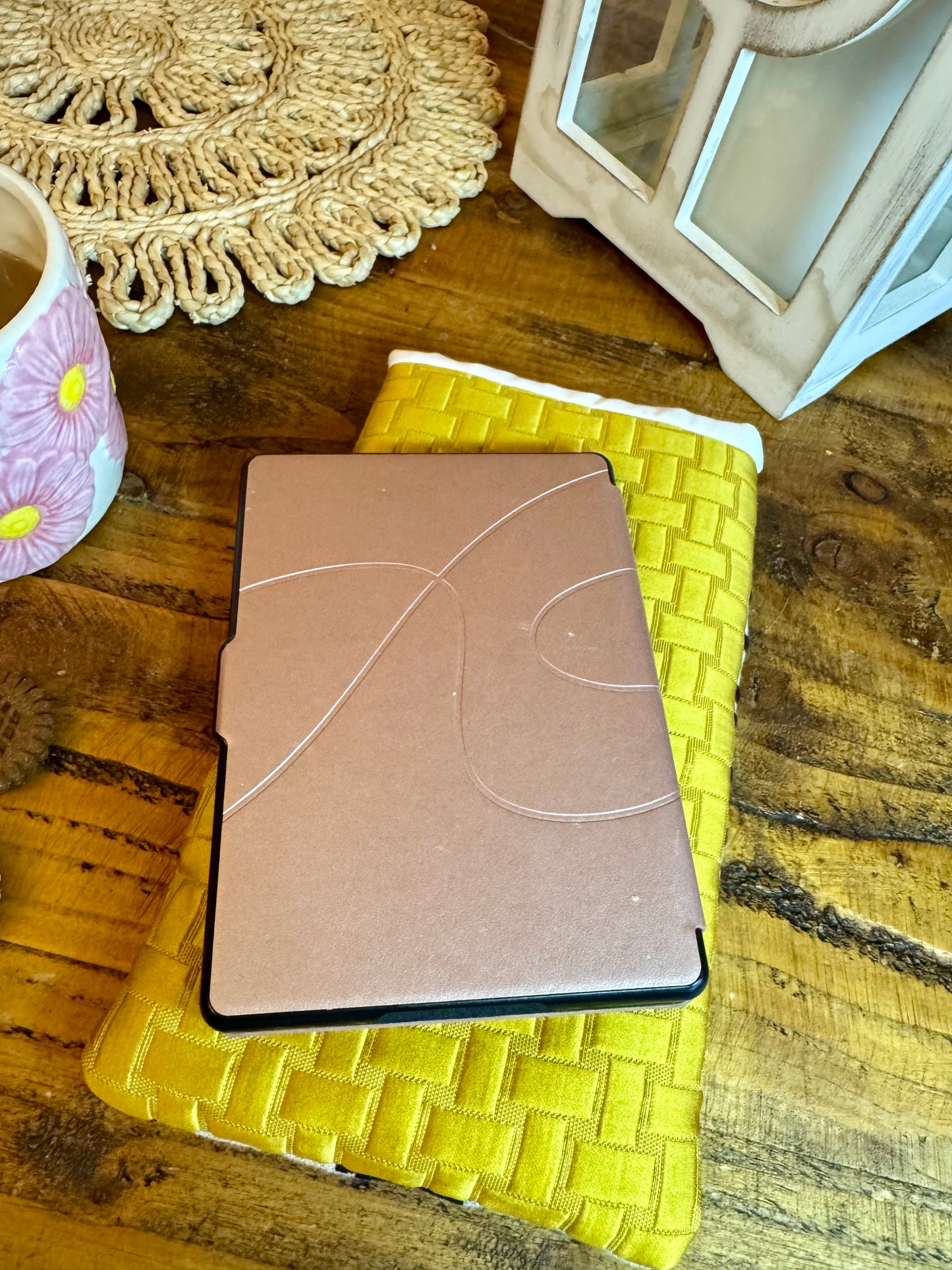 ‘Golden Waves’ quilted e-reader bed