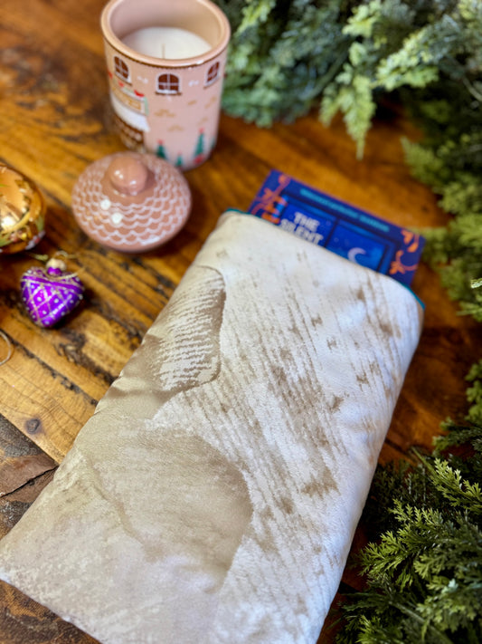 ‘Grey Pearl’ book bed