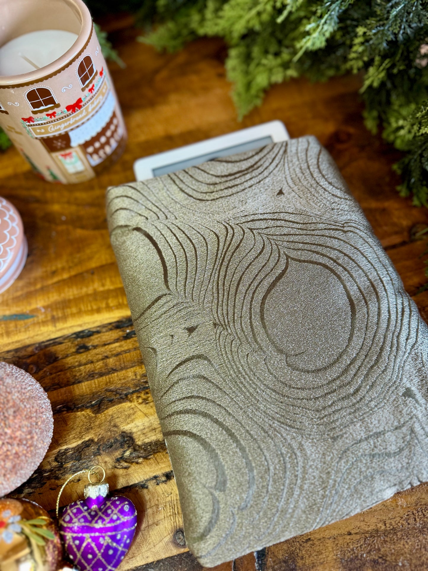 ‘Celebrate with Champagne’ kindle bed