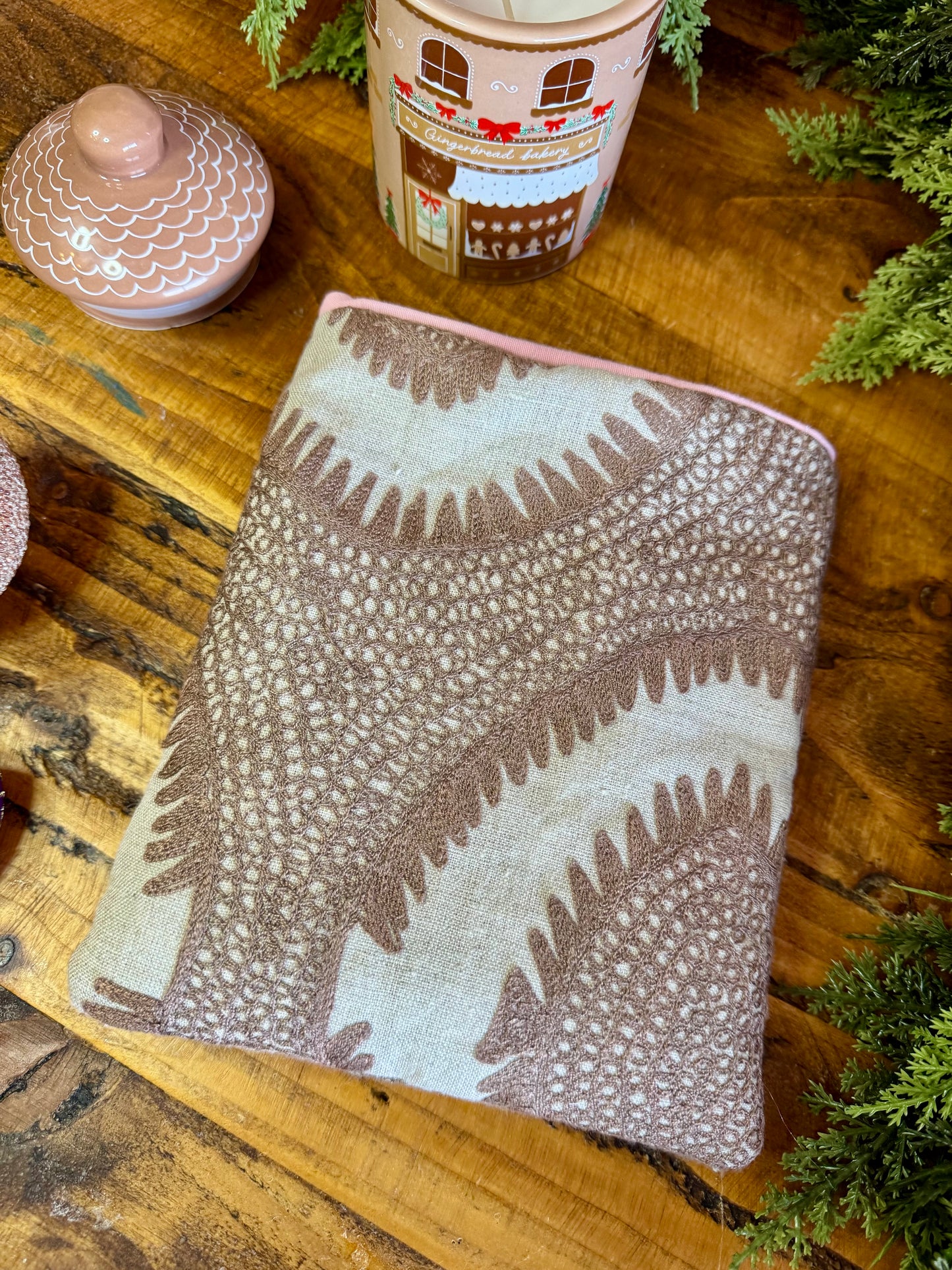 ‘Henna’ embroidered linen kindle bed