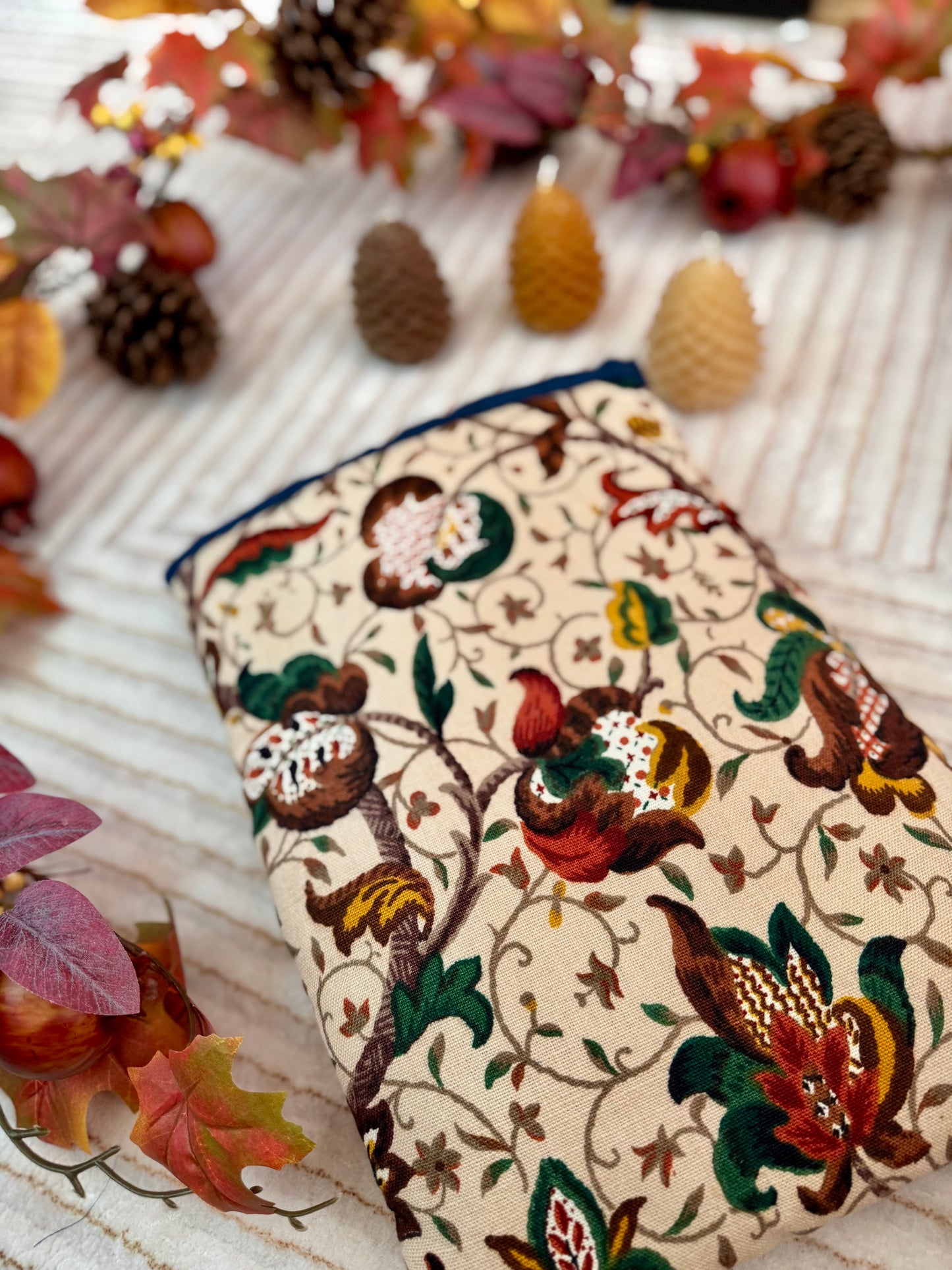 Vintage 1970s Sanderson ‘Autumn Vines’ large book bed