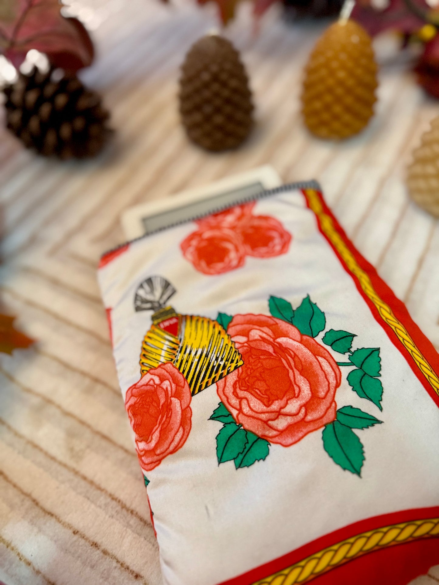 ‘Vintage perfume & roses scarf’ kindle bed
