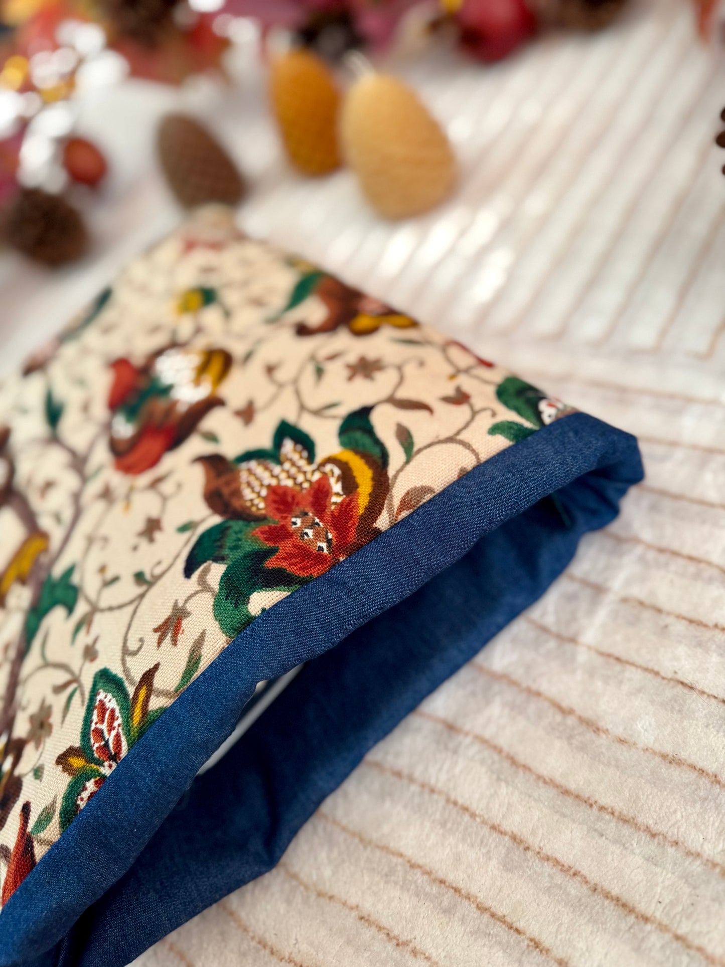 Vintage 1970s Sanderson ‘Autumn Vines’ large book bed