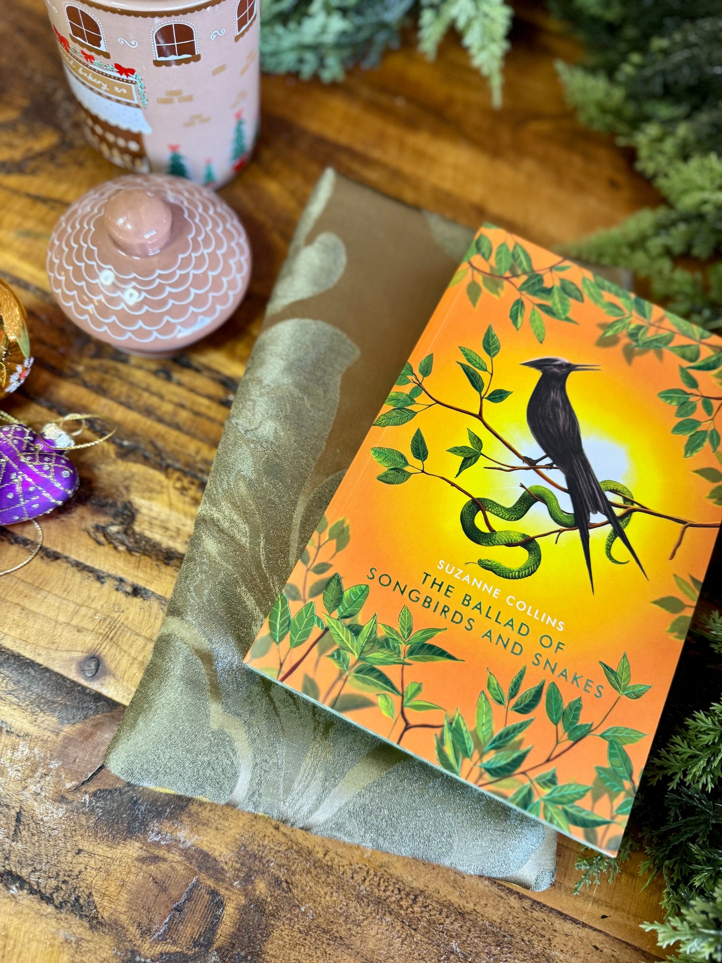 ‘Acantha Silk’ book bed.