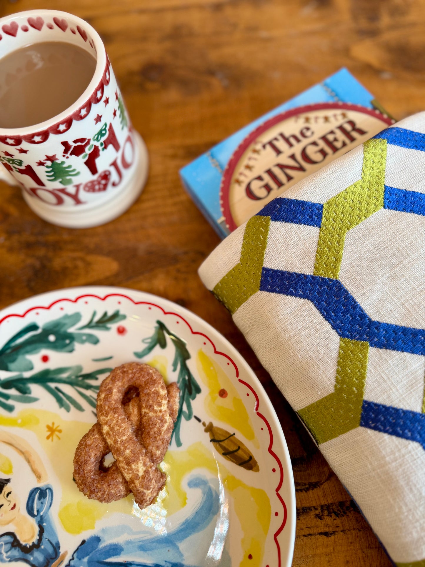 ‘Embroidered shapes & ombré’ book/e-reader bed