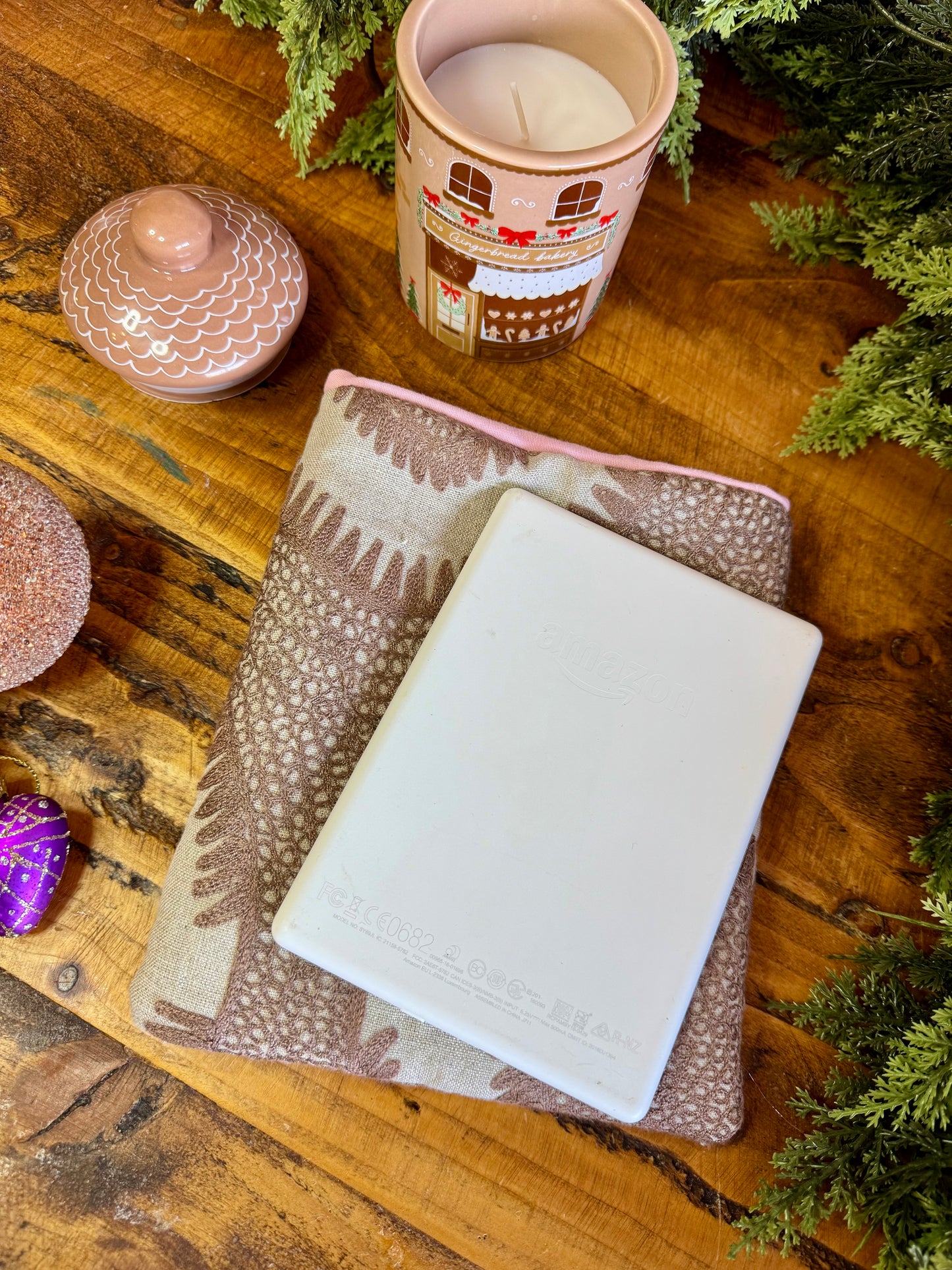 ‘Henna’ embroidered linen kindle bed