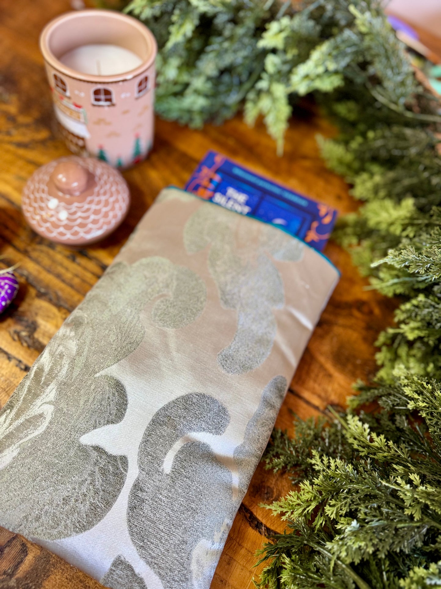 ‘Grey Pearl’ book bed