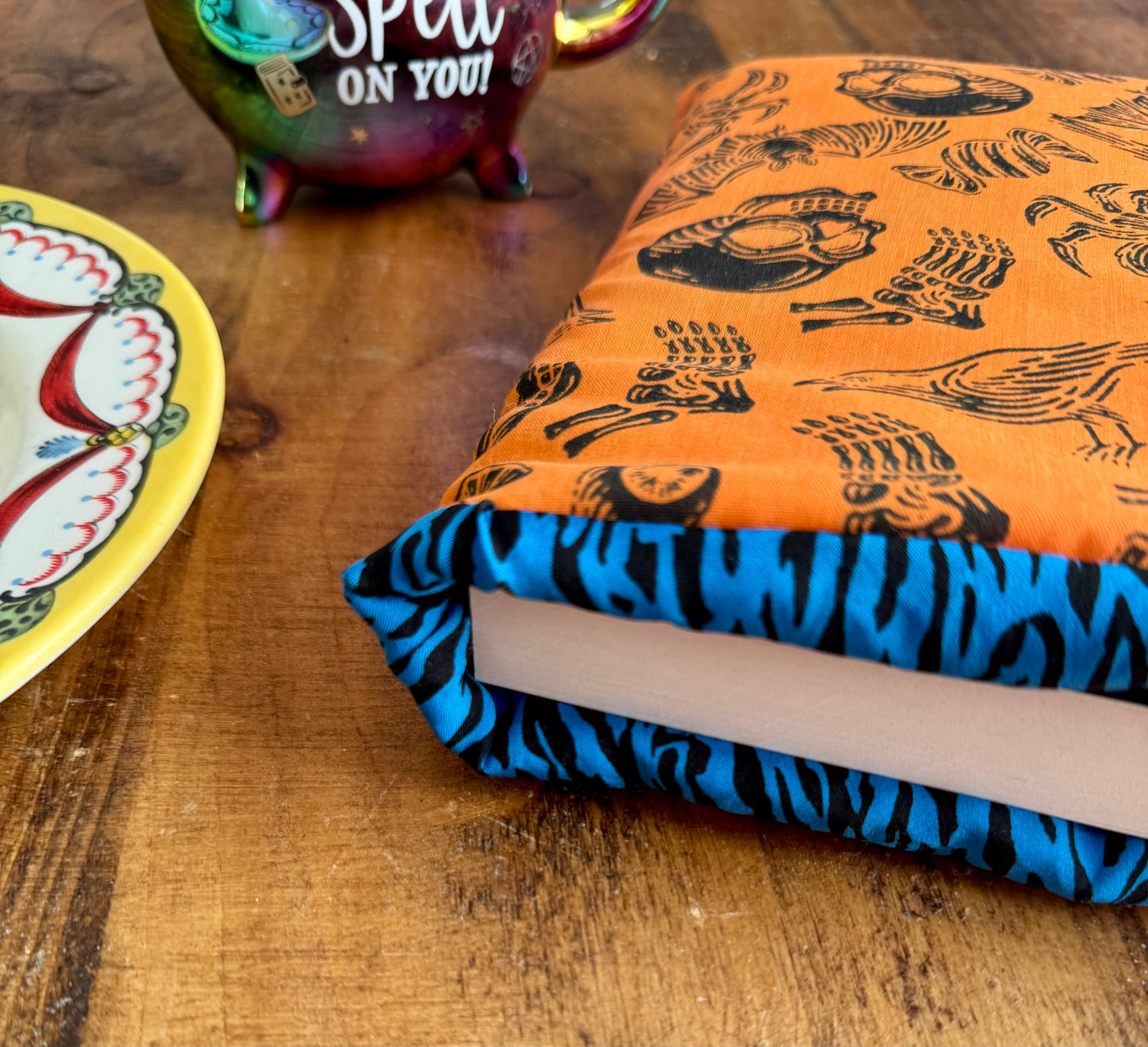 ‘Vintage & Orange’ book bed