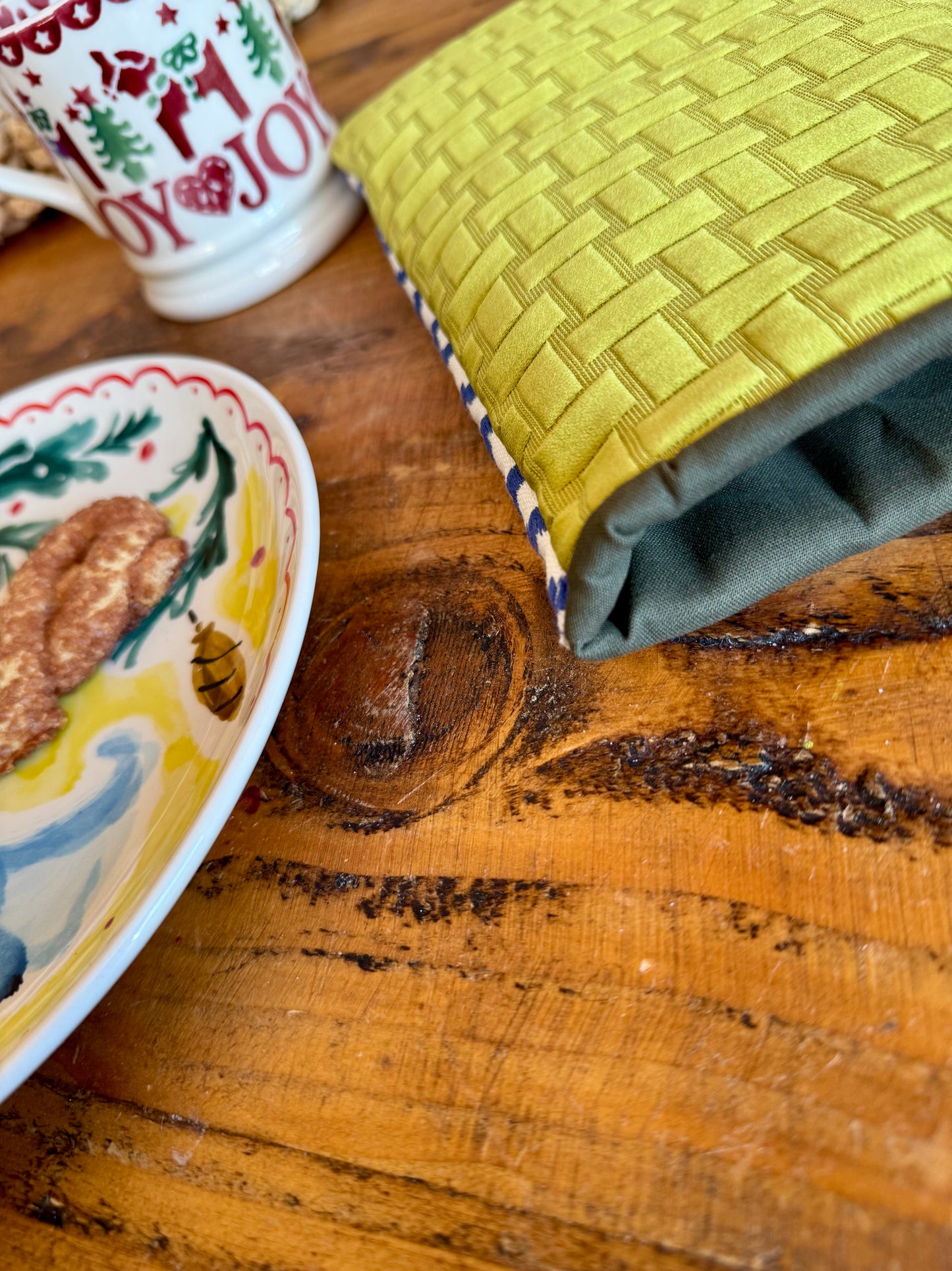 ‘Aztec blue & quilted’ kindle bed