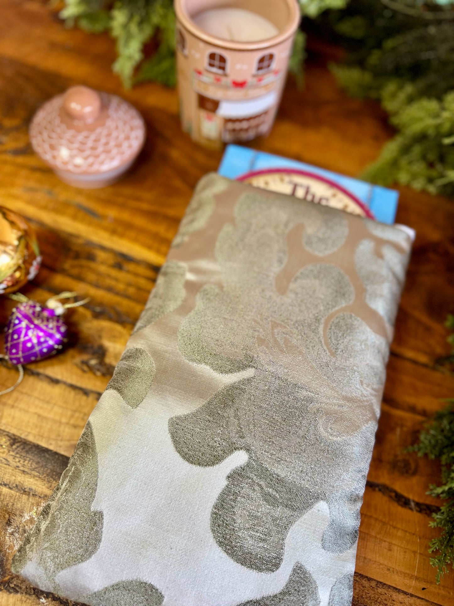 ‘White Opal’ book bed