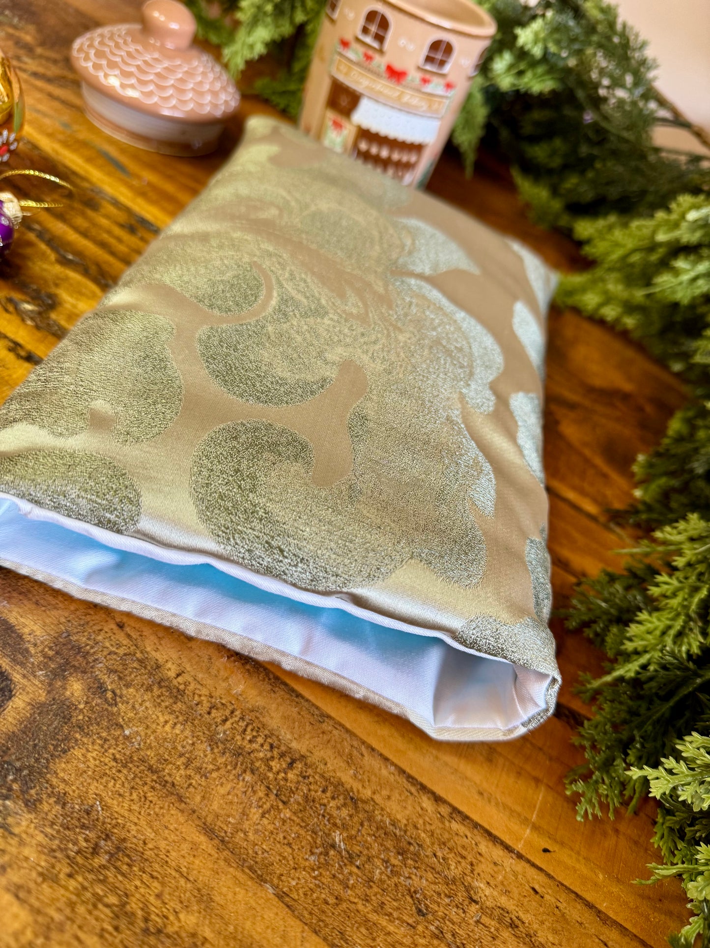 ‘White Opal’ book bed