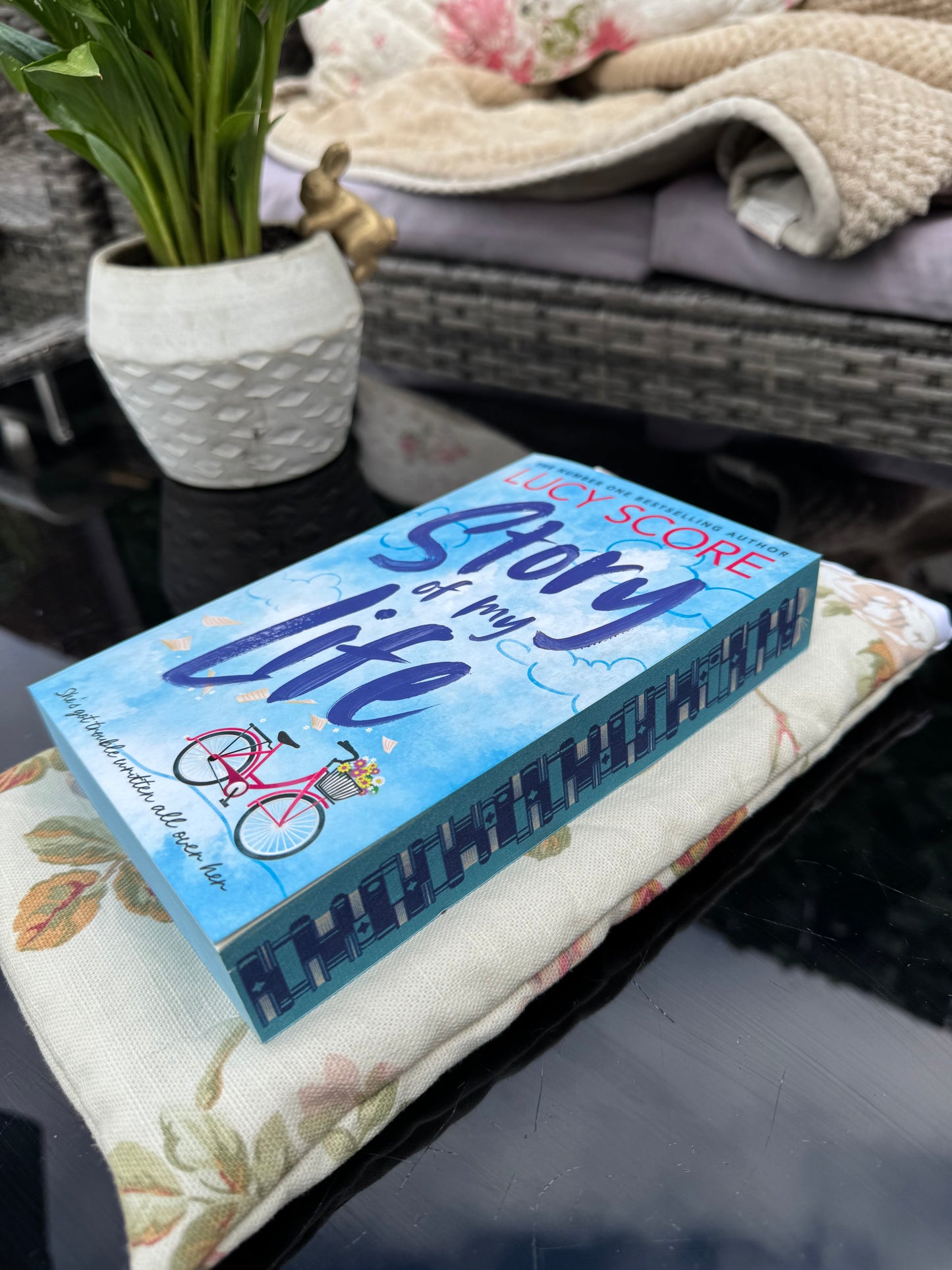 ‘Vintage summer floral’ book bed