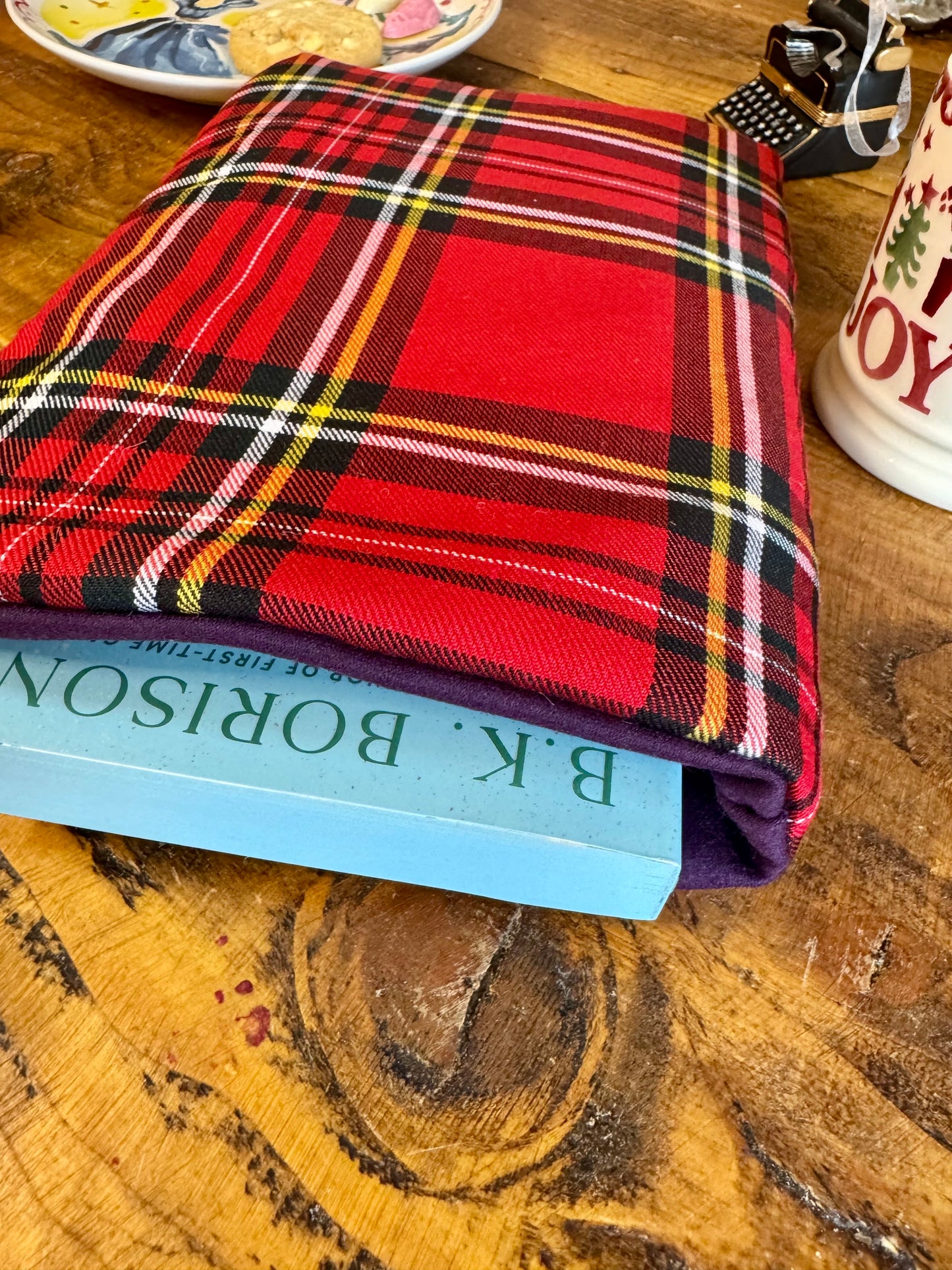 ‘Traditional tartan’ book bed