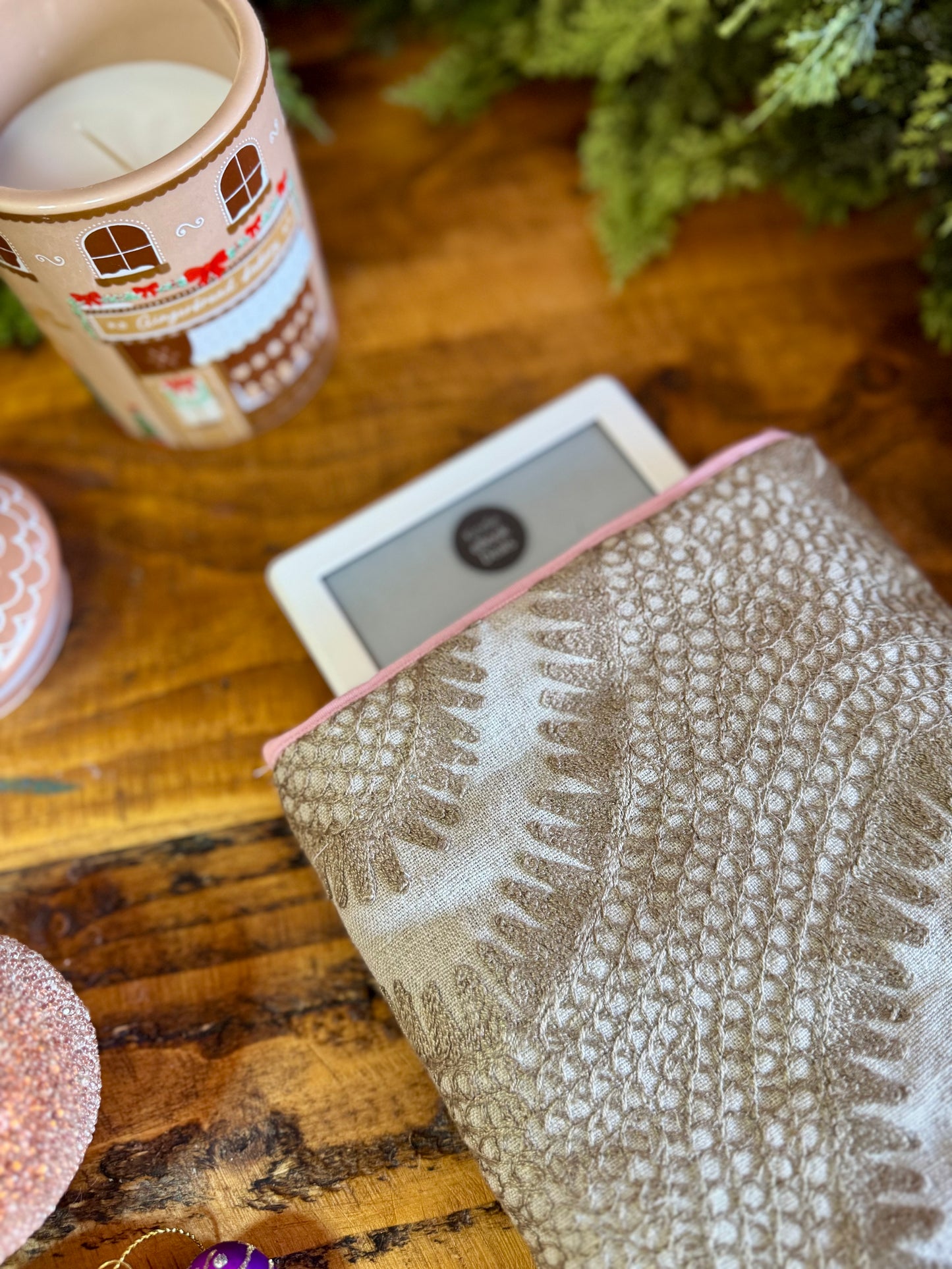 ‘Henna’ embroidered linen kindle bed